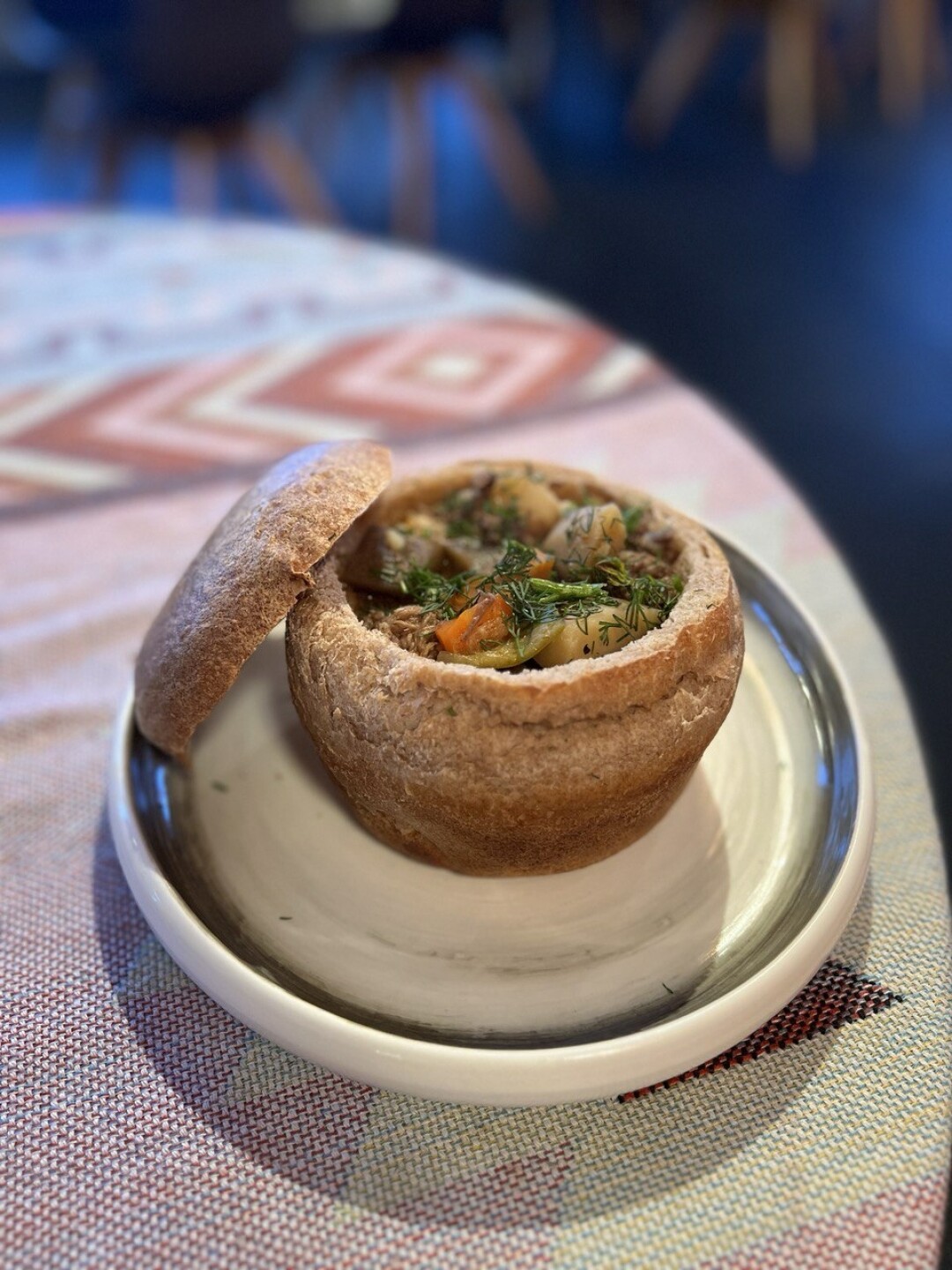 Мясное рагу в хлебе в ресторан-баре «Лось и Тролль»