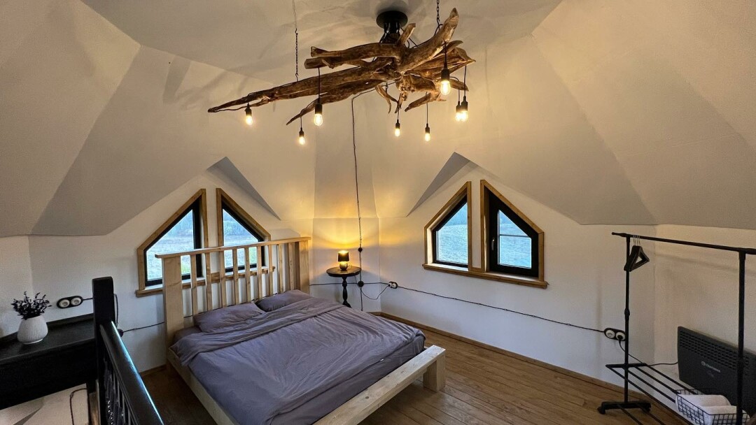 Комнате в башне усадьбы (посмотрите на эту люстру из корня, Мария сделала ее сама!)