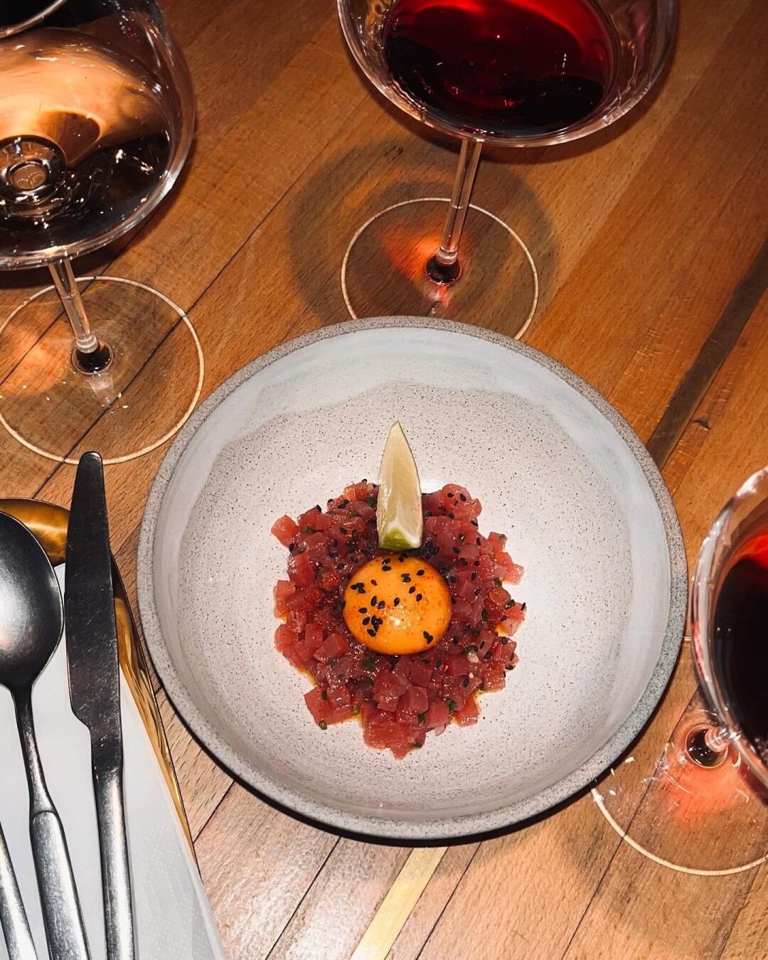 Тартар из тунца в азиатском стиле с соусом шисо и маринованным желтком в Utopist. С полусухим рислингом или креманом!