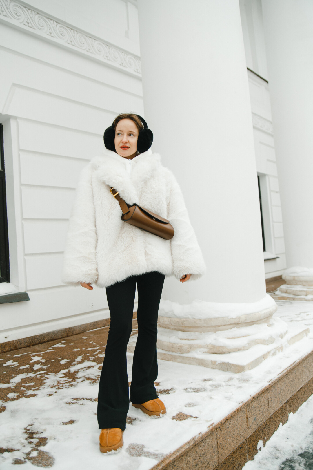 На Юлии: шуба LICHI, лосины WB, обувь UGG, сумка и наушники NO NAME