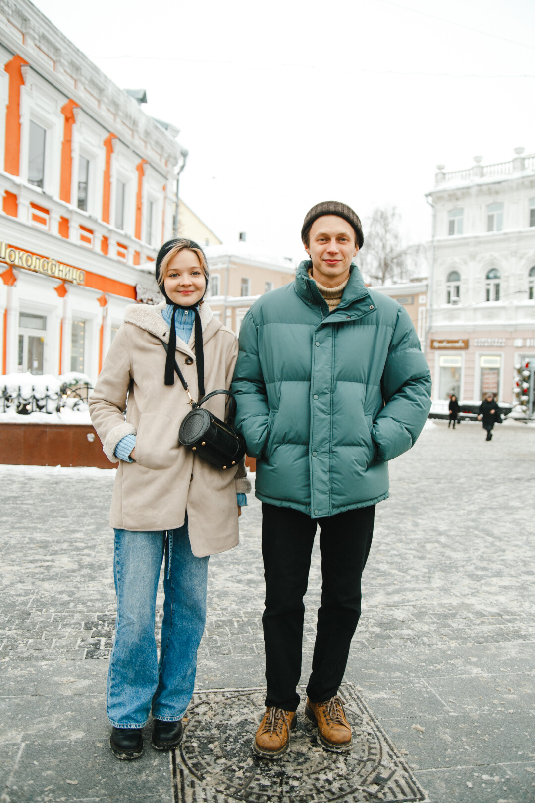 На Юлии: обувь MARTINS, джинсы LEVI'S, куртка и шапка UNIQLO, свитер MAAG, кольцо AVGVST На Егоре: обувь MARTINS, джинсы MAAG, дубленка RIVER ISLAND