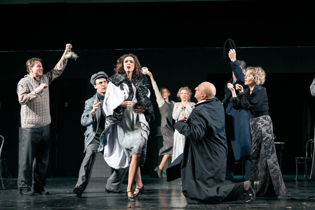 Сцена из спектакля «Настанет день…»