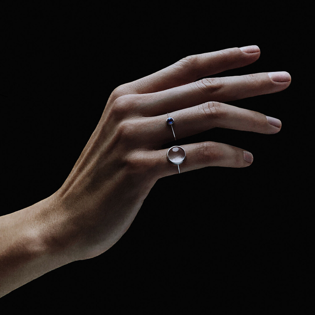 Классические кольца Anima с кианитом и розовым кварцем сделаны так, что минералы как будто парят в воздухе