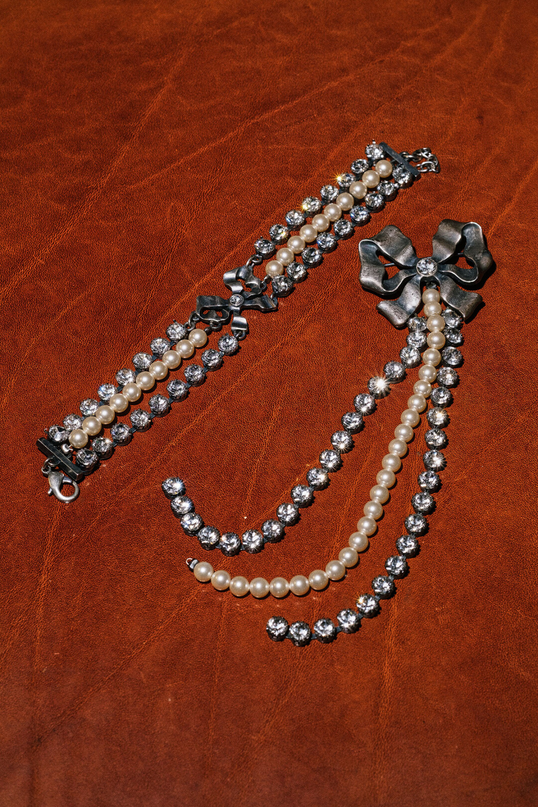 Ювелирные пудреницы, брошь и колье с шармами Yves Saint Laurent, заколки Valentino и броши Nina Ricci дарили представители этих модных домов как