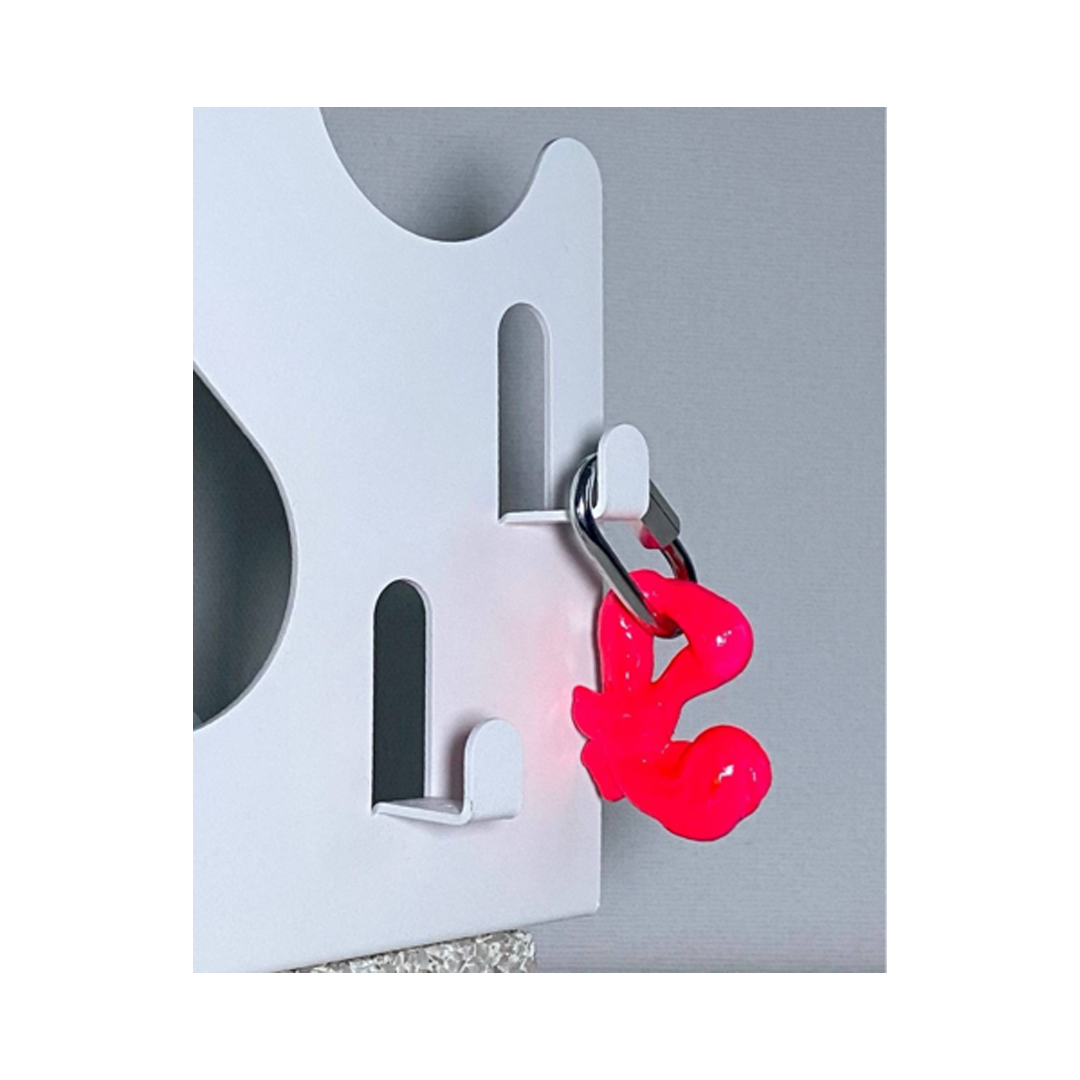 Андрей Огонёк, скульптура «Брелок» Андрей с детства вдохновлялся тенями АвтоВАЗа и серостью зеленого Тольятти и начал свой творческий путь с пленочной