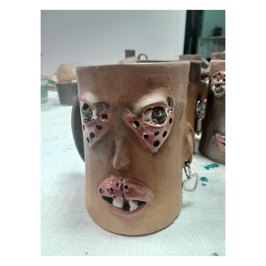 Александр Сахаров Керамика Керамист и член Союза керамистов в своих работах изучает эстетику уродства, в котором видит особую форму красоты и