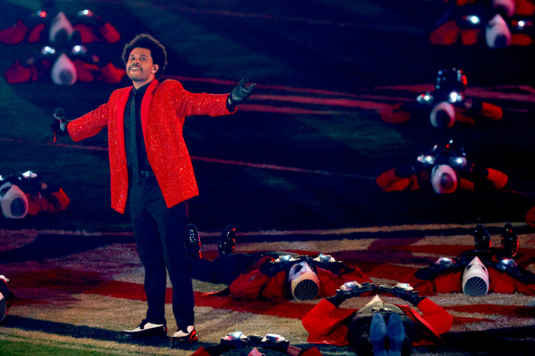 The Weeknd выступает во время шоу Pepsi Super Bowl на стадионе Raymond James, Флорида, 7 февраля 2021 года