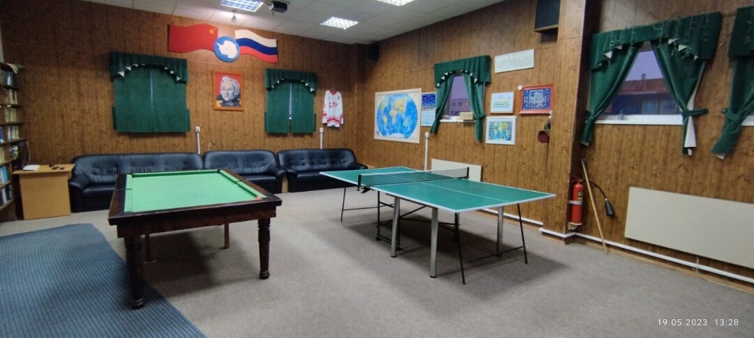 Полярники собираются в ресторане, чтобы посмотреть фильмы, поиграть в бильярд или теннис, а так же почитать книги