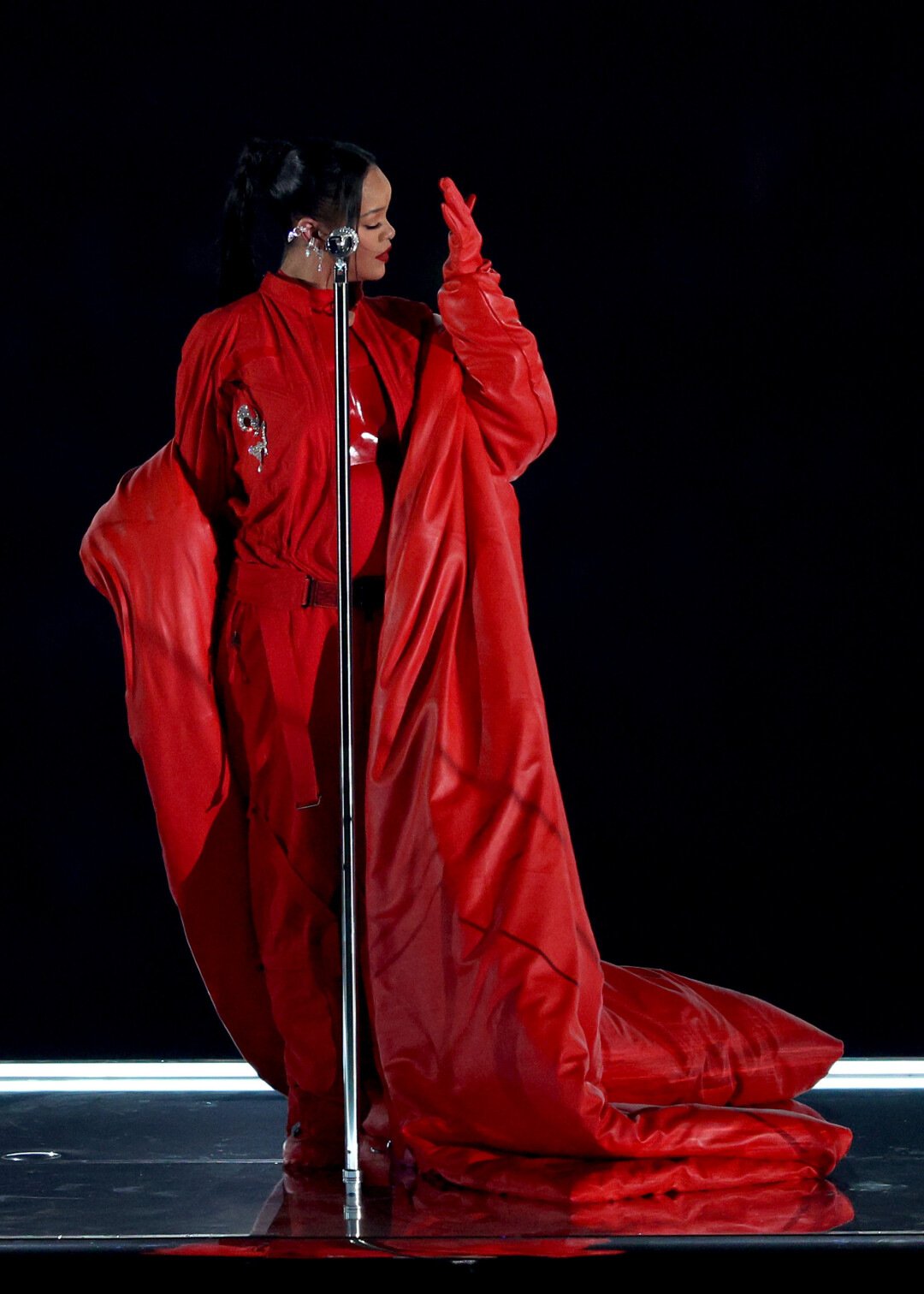 Рианна выступает на сцене во время шоу Apple Music Super Bowl LVII Halftime Show на State Farm Stadium 12 февраля 2023 года в Глендейле, Аризона