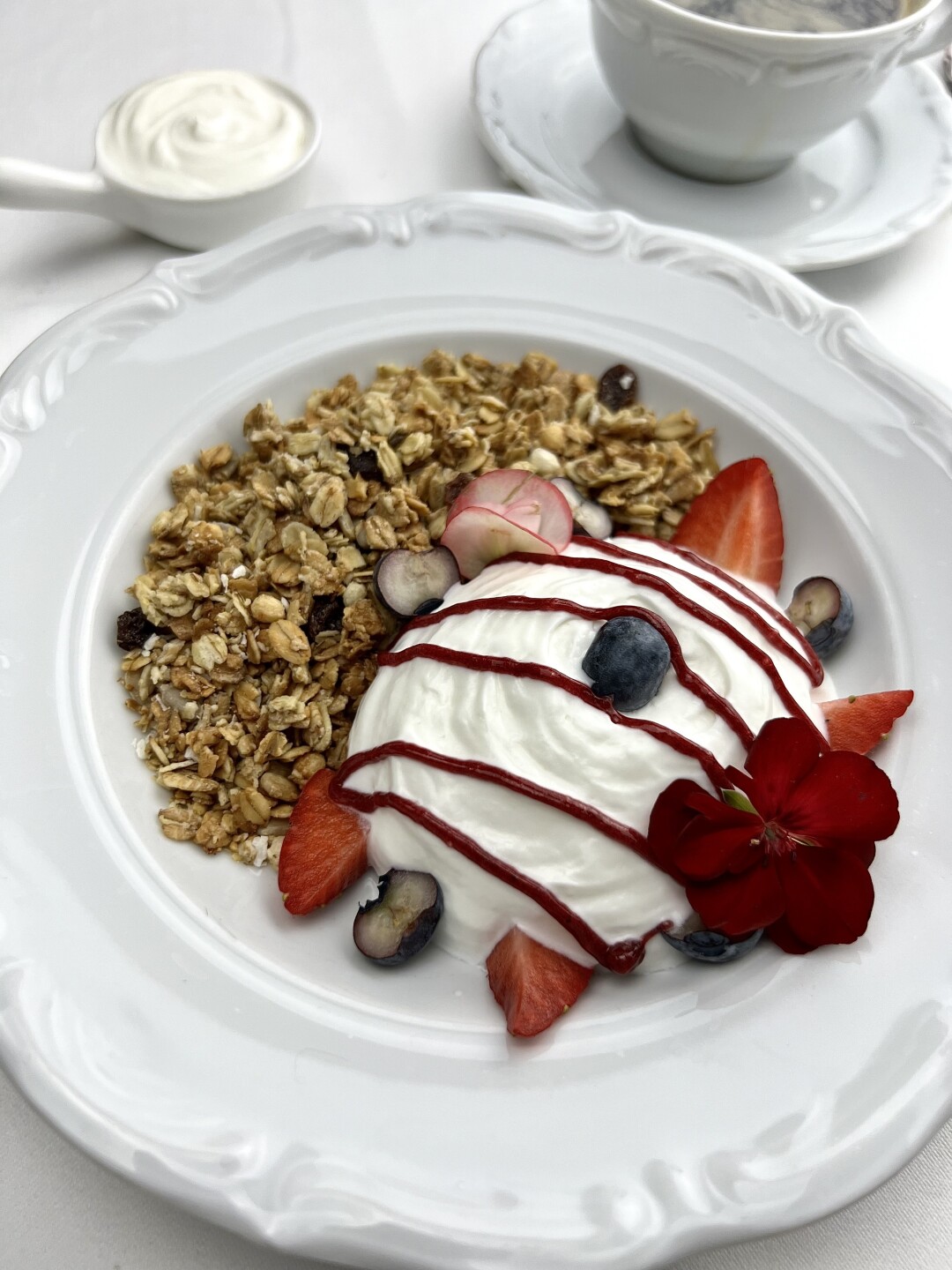 Мюсли с йогуртом и ягодами