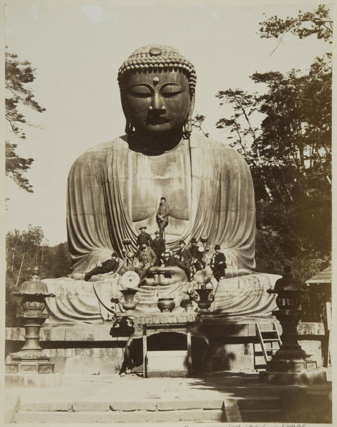Предположительно, Владимир Менделеев. "Групповой портрет со статуей Будды". Азия, 1891 год. Альбуминовый отпечаток
