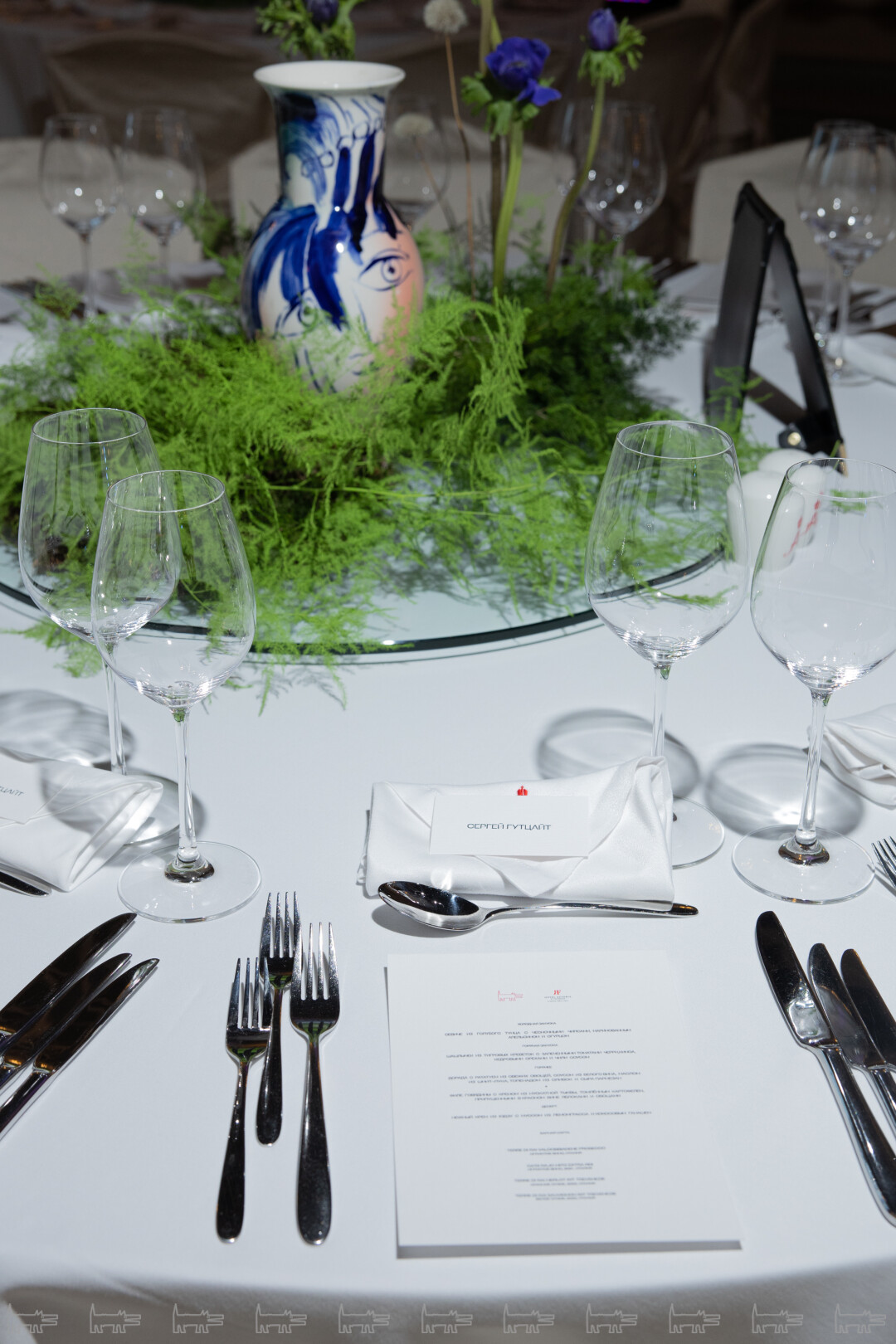 Керамика авторства Александра Траугота и флористическая композиция Максима Лангуева