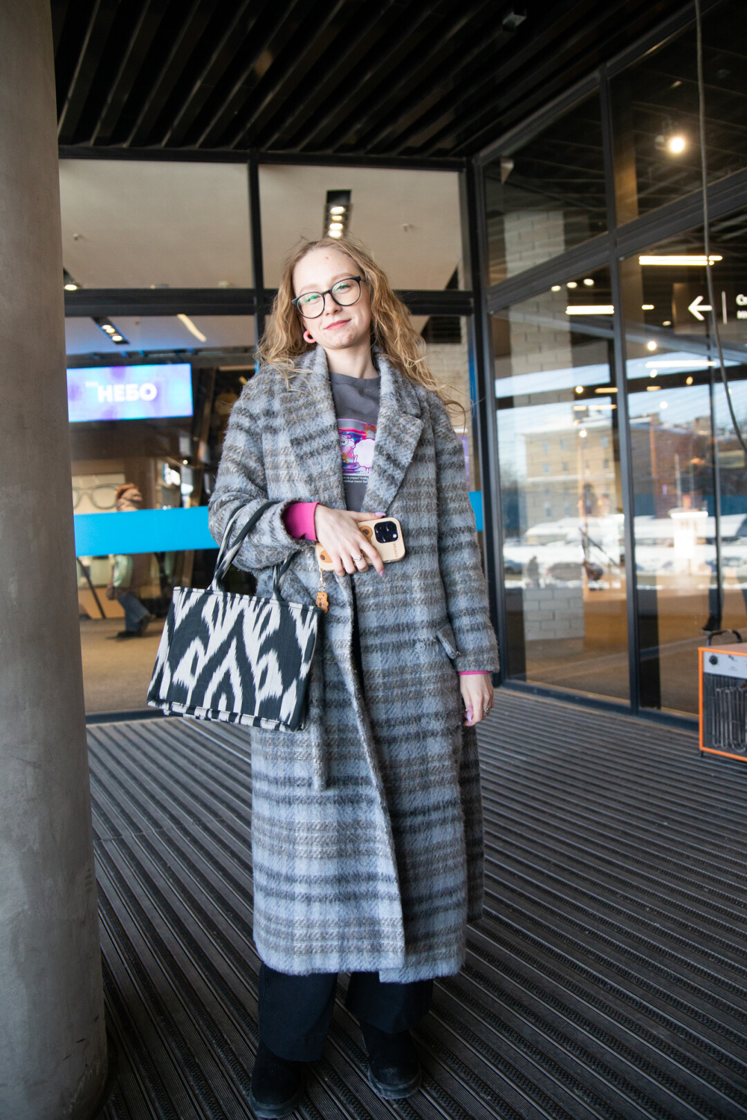 На Марии: сумка ручной работы, футболка Befree, очки Marc Jacobs, пальто Снежная королева