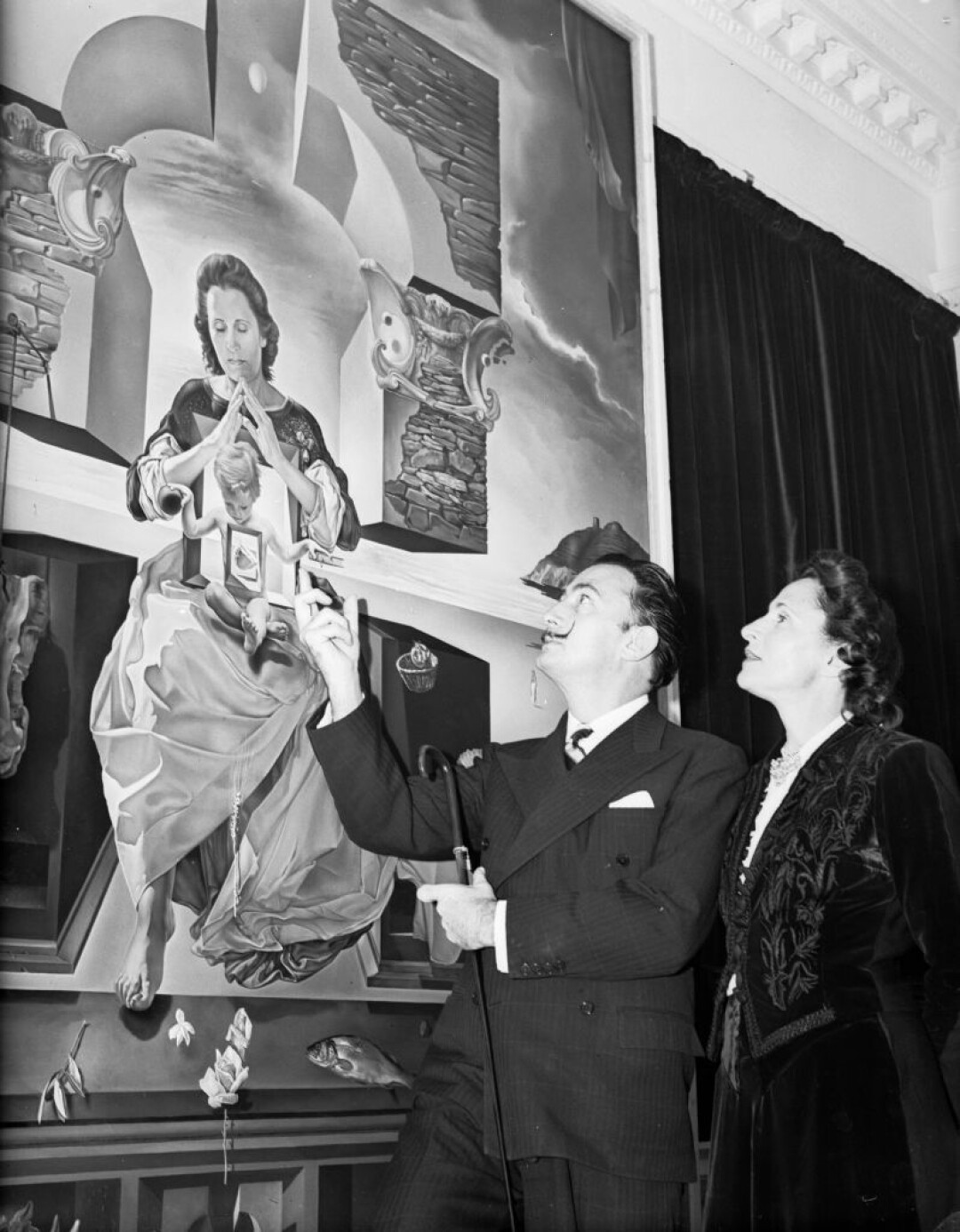 Дали и Гала рассматривают одну из картин художника, 1951