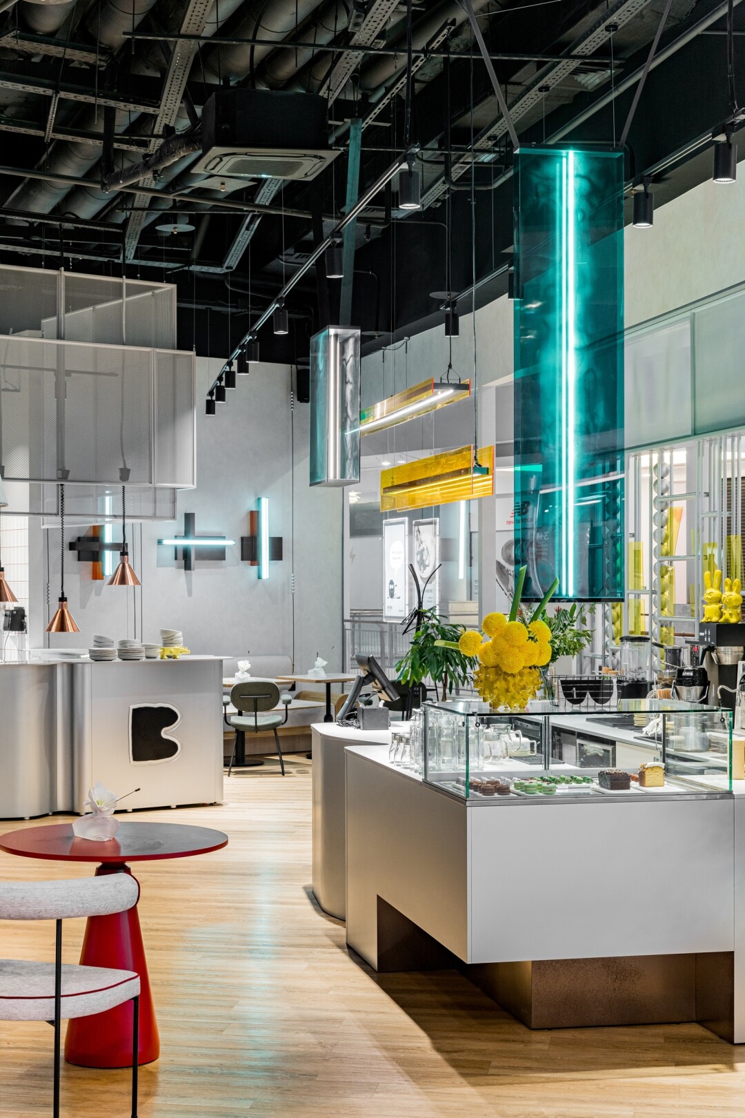 Колонна и стол от мебельного бюро Дениса Хусниева, вся мягкая мебель от фабрики мебели Divancity