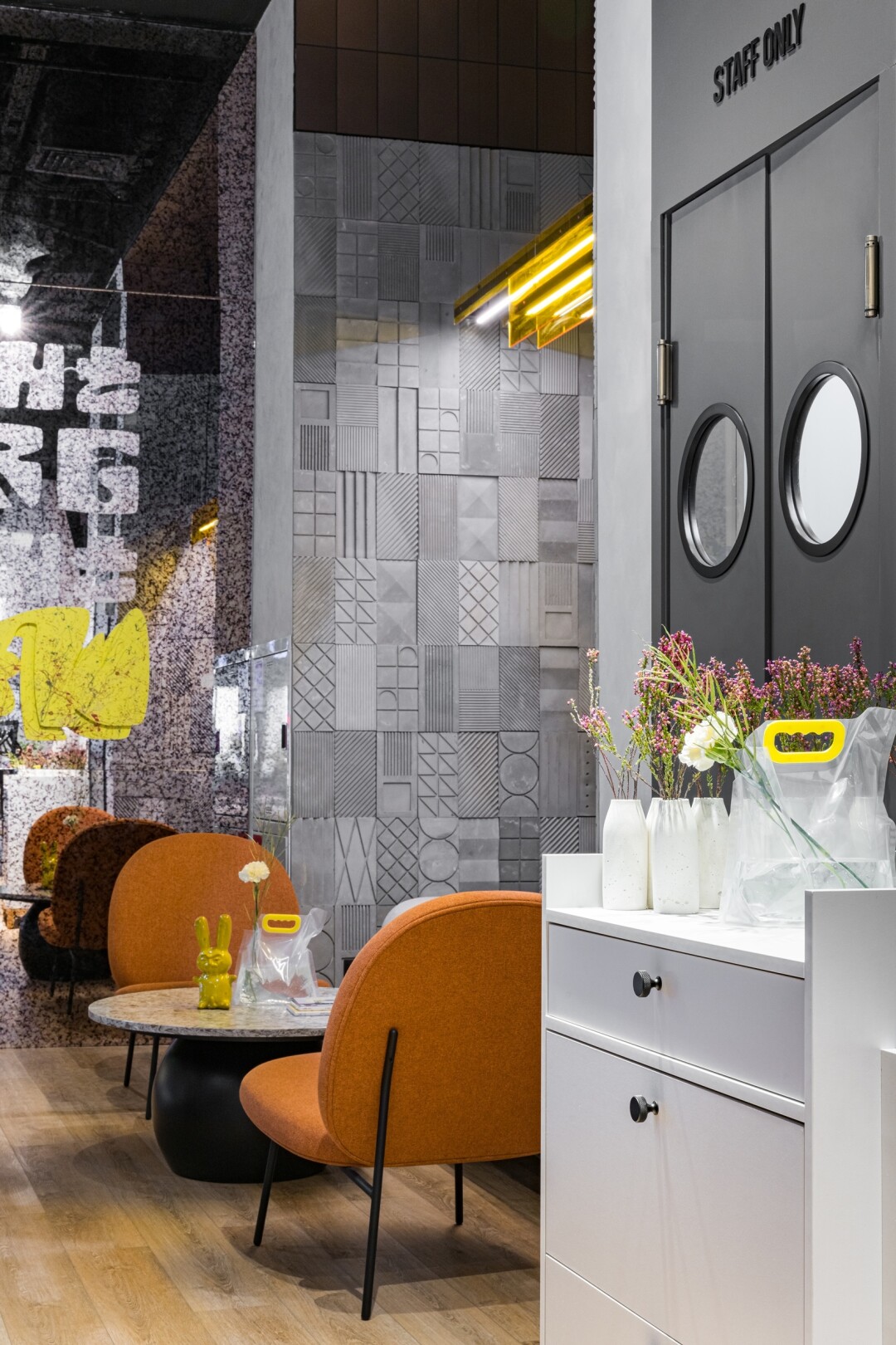 Бетонную плитку сделали в «Бетон-батон», стол, двери с иллюминаторами, декоративные панели с буквами заказали в Мебельном бюро Дениса Хусниева