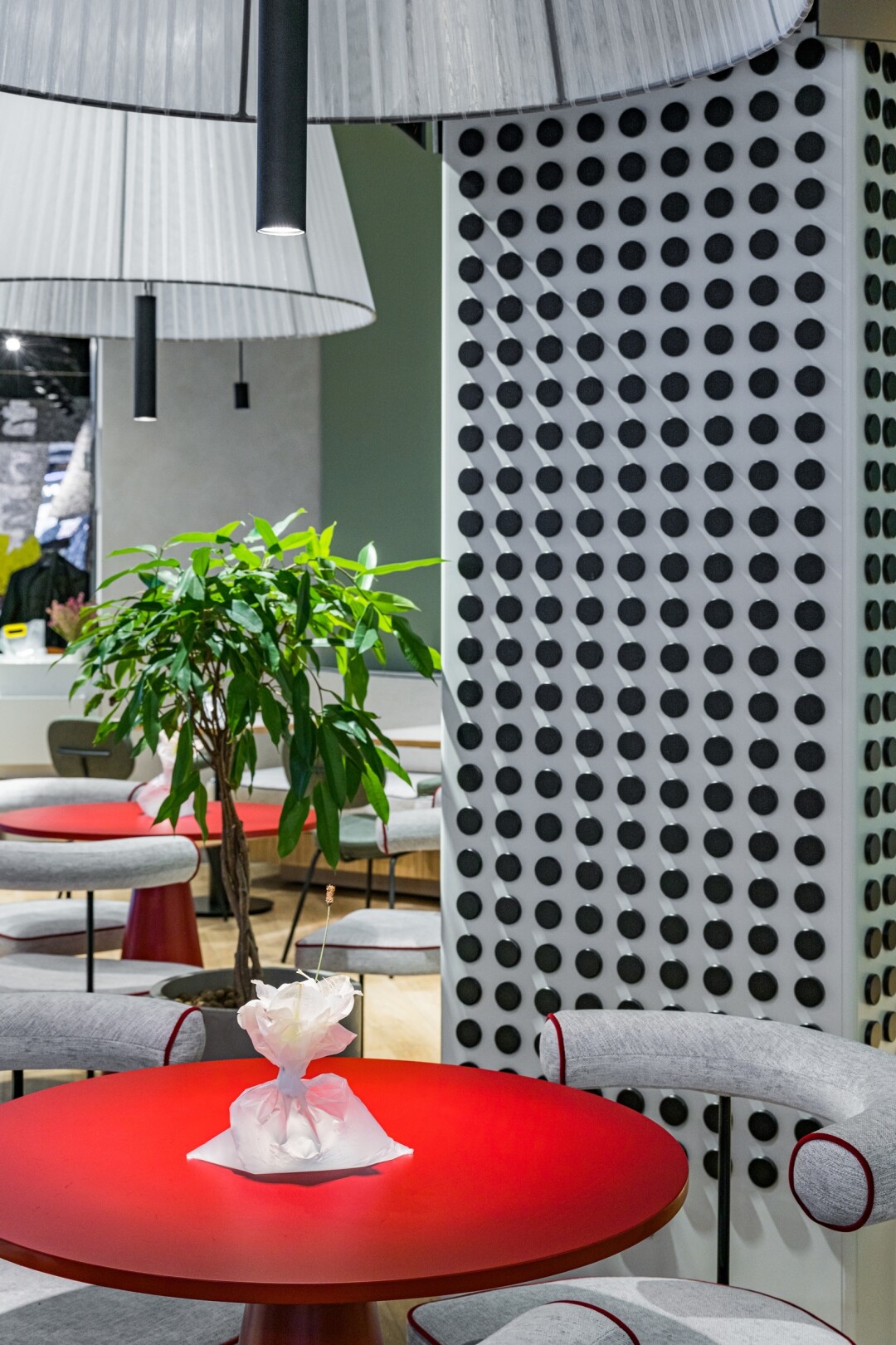 Композиция на столе – дело рук стилиста Варвары Калитской