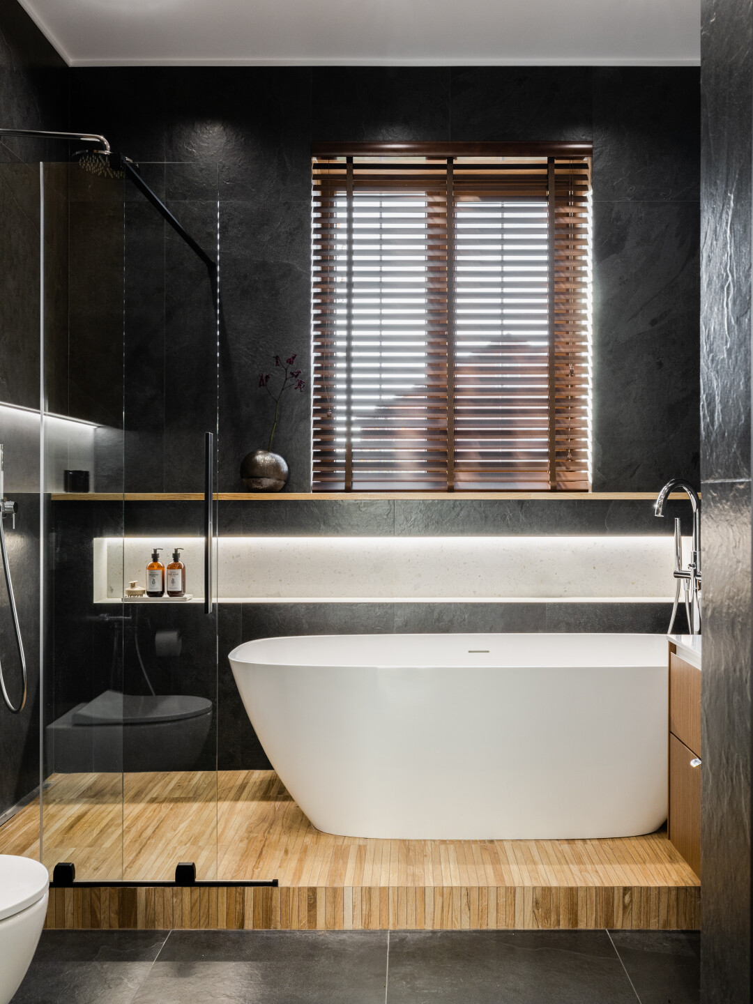 В основном санузле расположены отдельно стоящая ванна и душ с раздвижной стеклянной перегородкой, что позволяет комфортно принимать душ после омовения