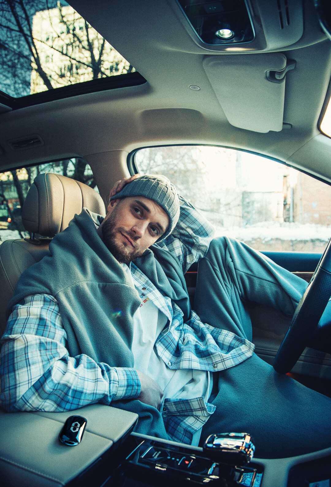 СЕРГЕЙ ШАДРИН, 33 года Предприниматель, основатель компании FEELME Кроссовер AITO M7 Футболка, рубашка, худи, джоггеры, шапка AMI