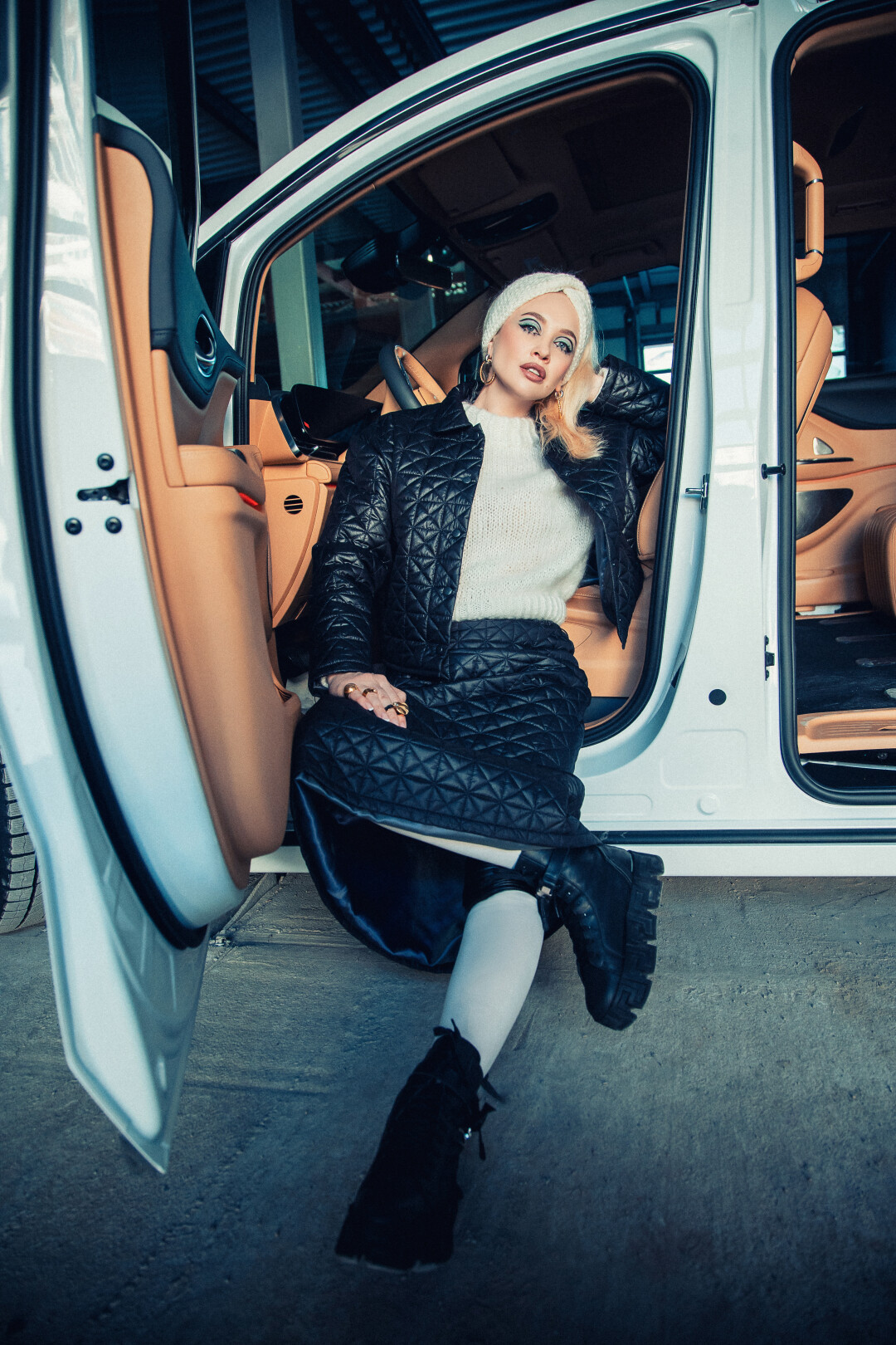 МАРГАРИТА ВОЛКОВА Основатель бренда WOWOLF Минивэн VOYAH DREAM Свитер, юбка, бомбер NO PANIC