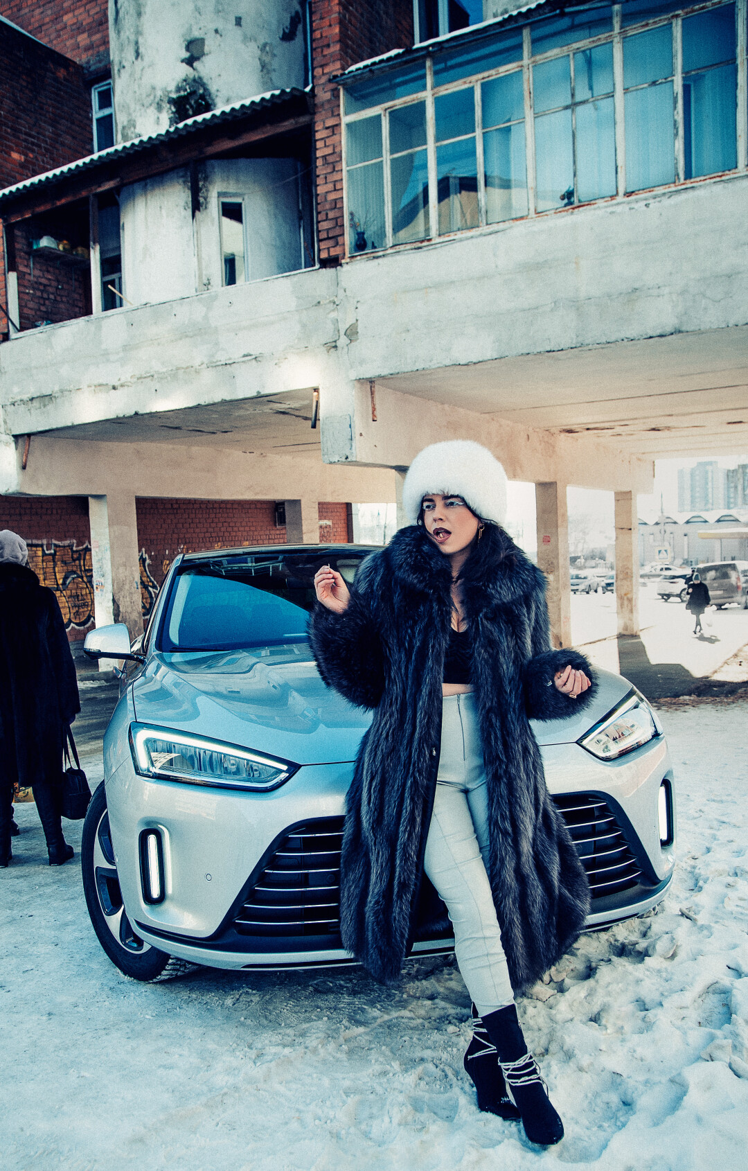 ЕЛЕНА КУХТА, 28 лет Продюсер личных и цифровых брендов, продюсер социально значимых проектов в Иркутске Кроссовер AITO M5 Топ, леггинсы NO PANIC