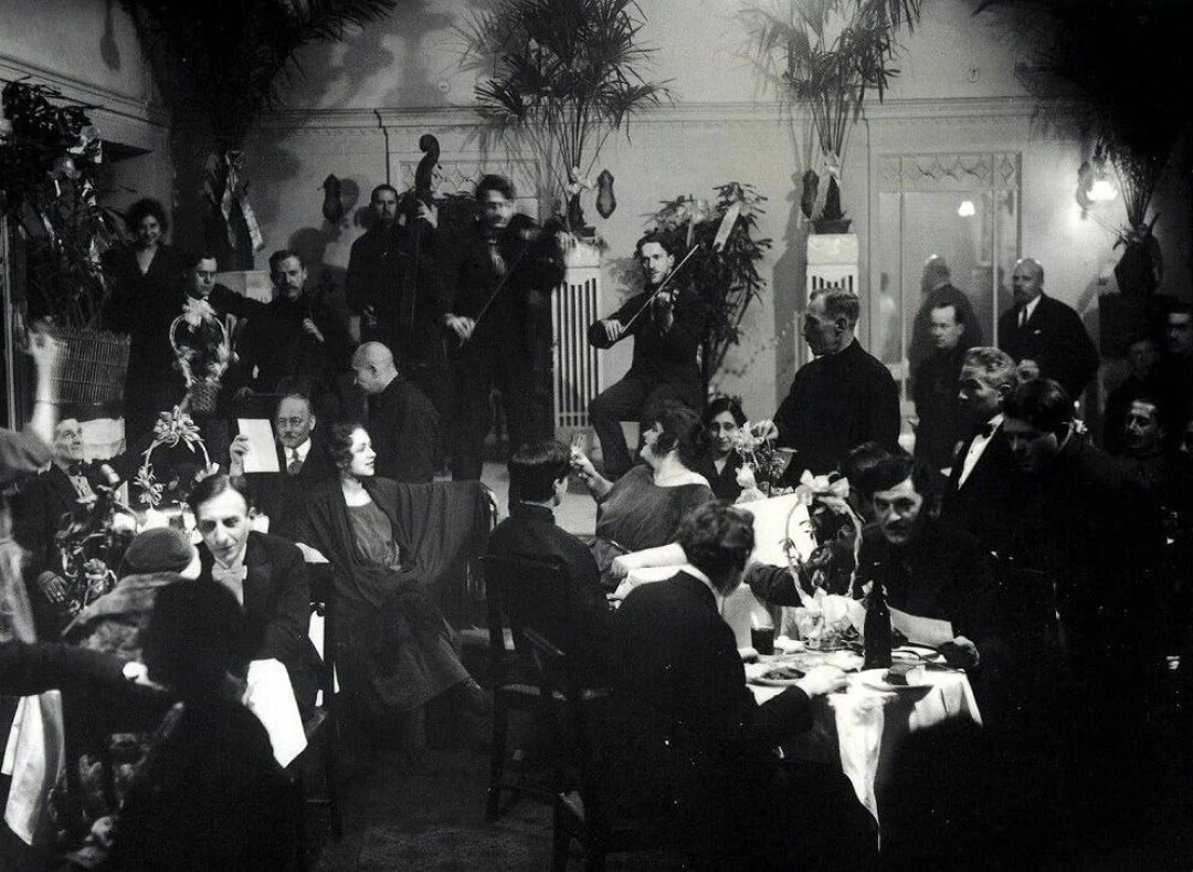 Так выглядел в 1924 году во времена НЭПа общий зал ресторана гостиницы «Европейская»