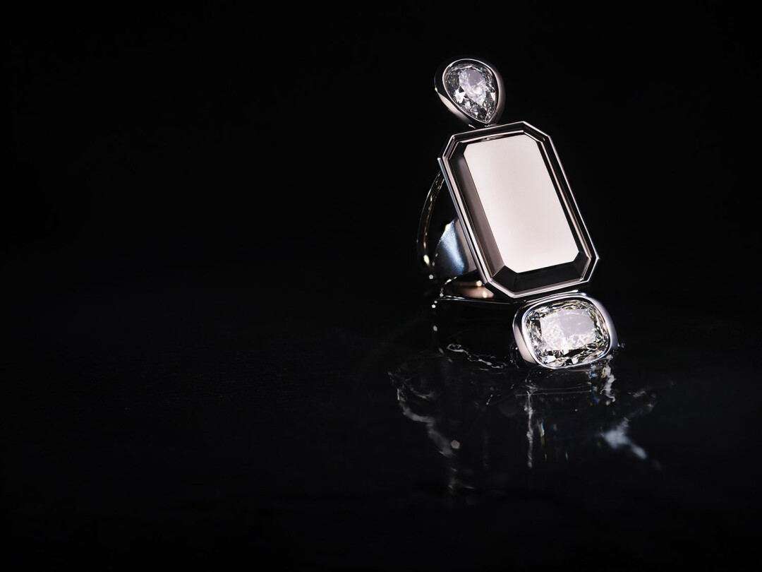 Центральный элемент кольца «Живая вода» от Posie — капсула из белого золота с каплей воды Байкала, которую обрамляют два бриллианта огранки «груша