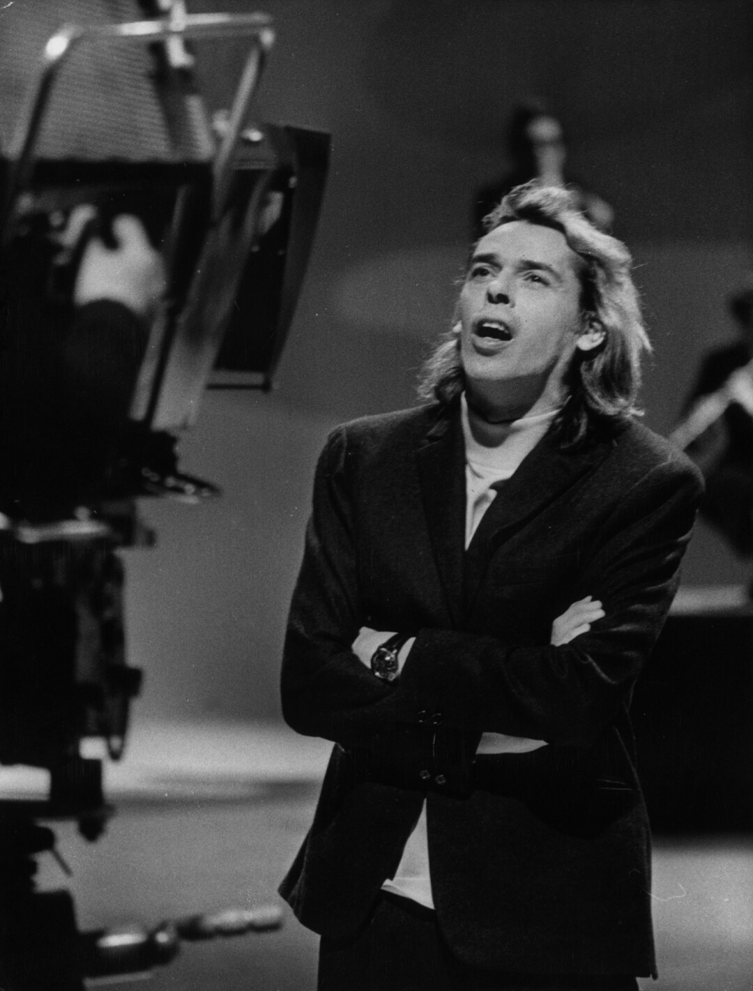 Бельгийский певец и поэт Жак Брель (1909-1978) записывает музыку для своего французского телесериала "Любите ли вы музыку?"