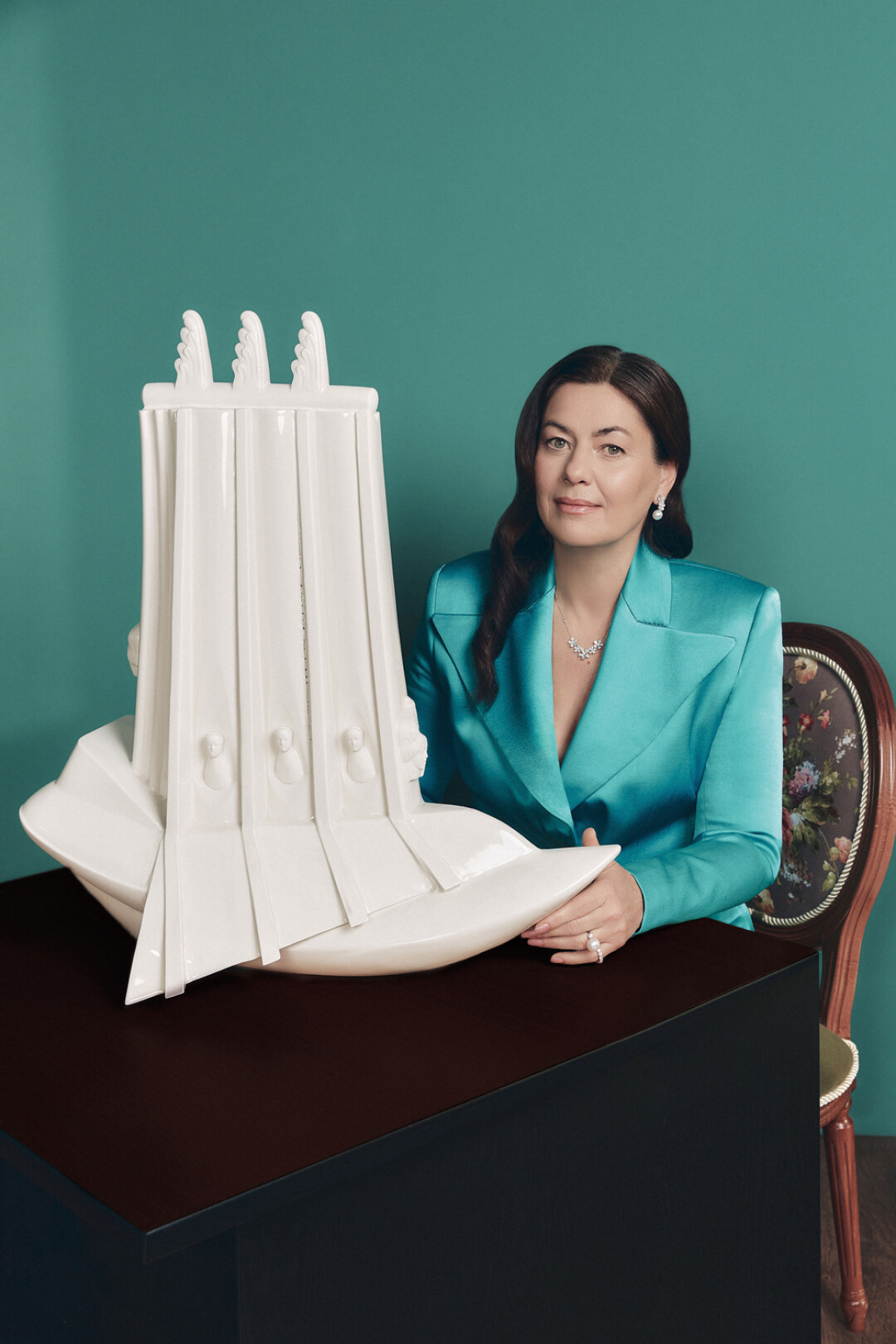 Серьги и колье MERCURY из коллекции Flower, кольцо MERCURY из коллекции Classic, жакет NINA RICCI (ДЛТ) На фото — арт-объект «Фуга. Миражи» главного