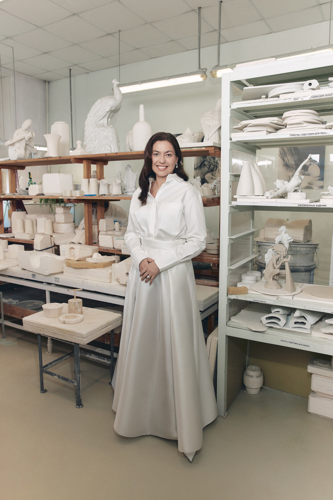 Серьги и колье MERCURY из коллекции Flower, кольцо MERCURY из коллекции Classic, юбка ALBERTA FERRETTI, туфли LE SILLA (все — ДЛТ), рубашка MAAG