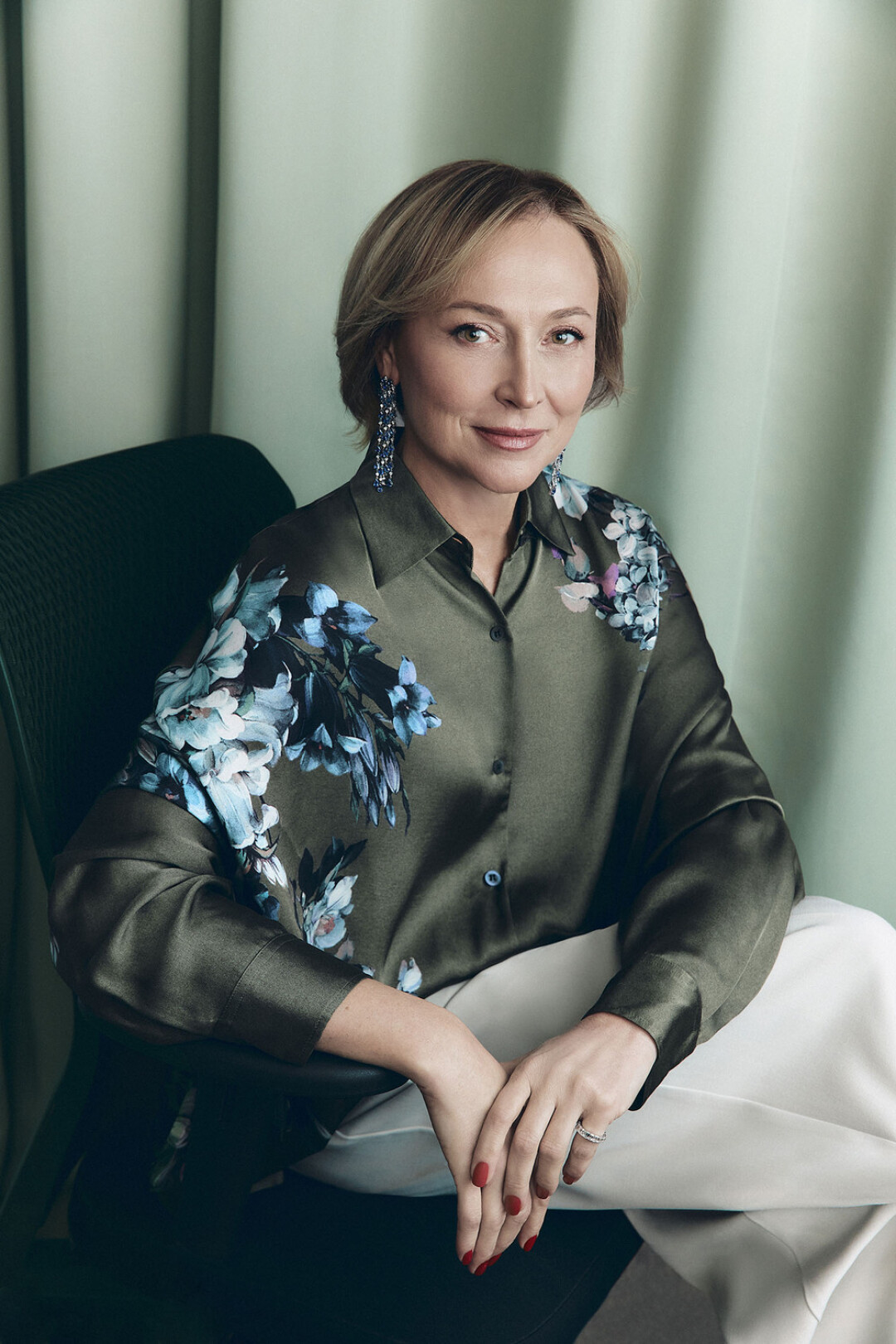 Серьги MERCURY из коллекции Color, кольцо MERCURY из коллекции Classic, рубашка DRIES VAN NOTEN (ДЛТ)