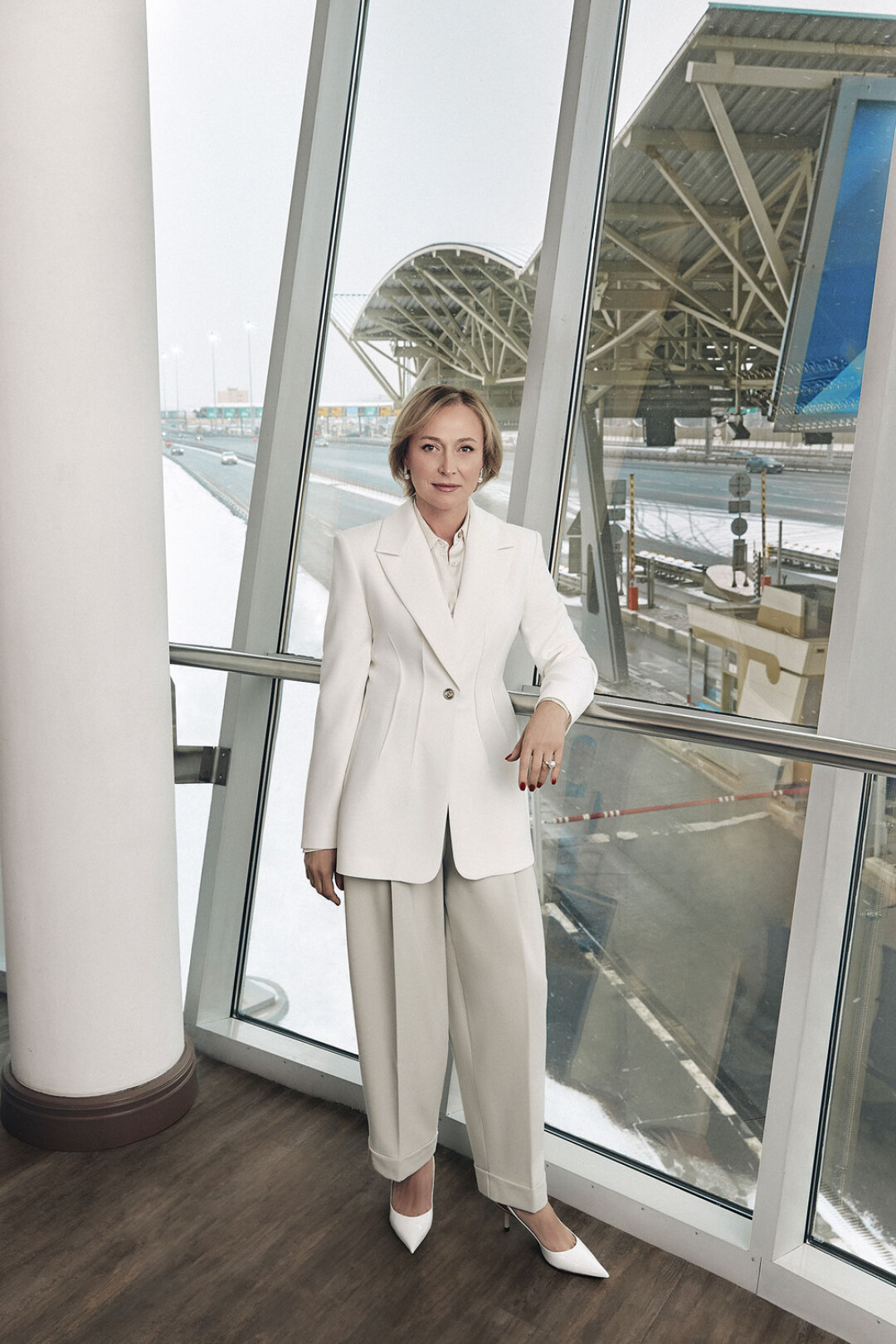 Серьги MERCURY из коллекции Flower, кольцо MERCURY из коллекции Classic, рубашка MAAG, жакет WITH ME, брюки LIME, туфли LE SILLA (ДЛТ)