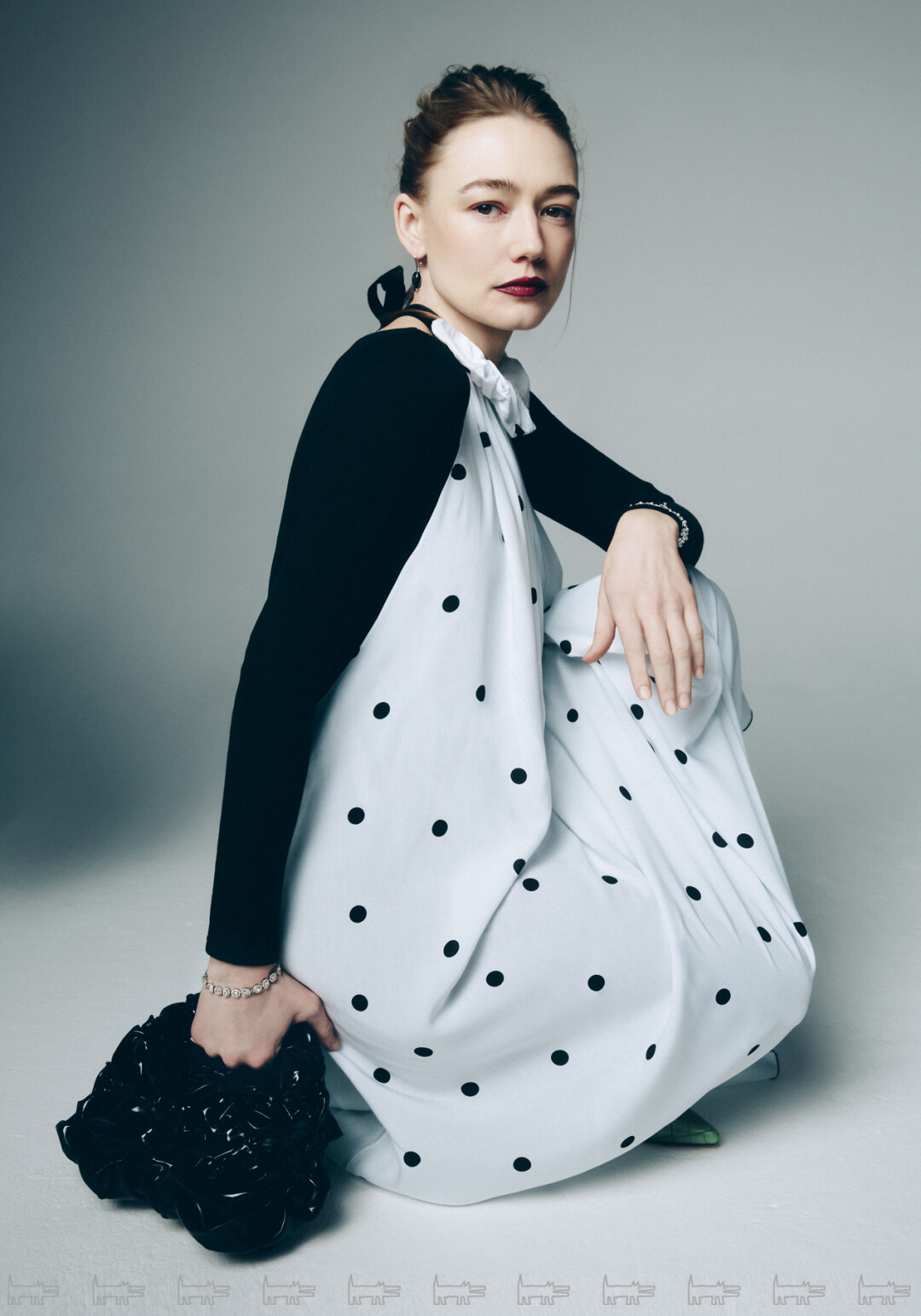 На Оксане: браслеты MERCURY из коллекций Classic и Flower, серьги STEPHEN WEBSTER, платье 404 NOT FOUND, лонгслив CHERVONSKY, сапоги LIU JO, сумка