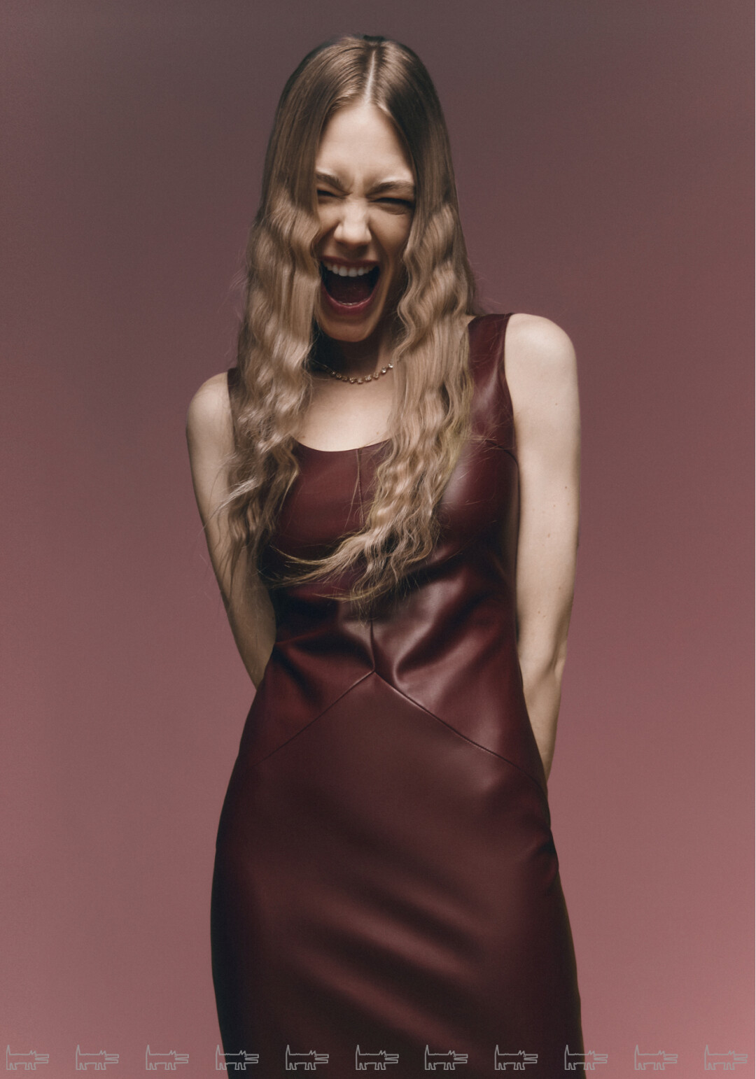 На Оксане: колье и браслет MERCURY из коллекции Classic, платье YOU WANNA