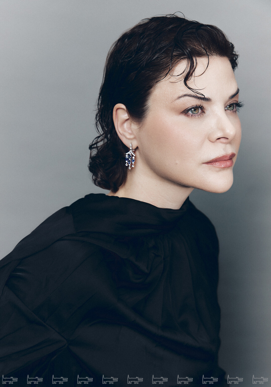 На Анне: серьги MERCURY из коллекции Color, рубашка USHATAVA