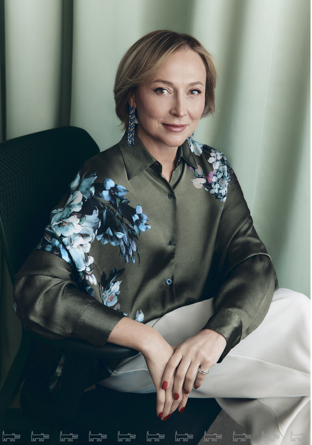 На Елене: серьги MERCURY из коллекции Color, кольцо MERCURY из коллекции Classic, рубашка DRIES VAN NOTEN (ДЛТ)