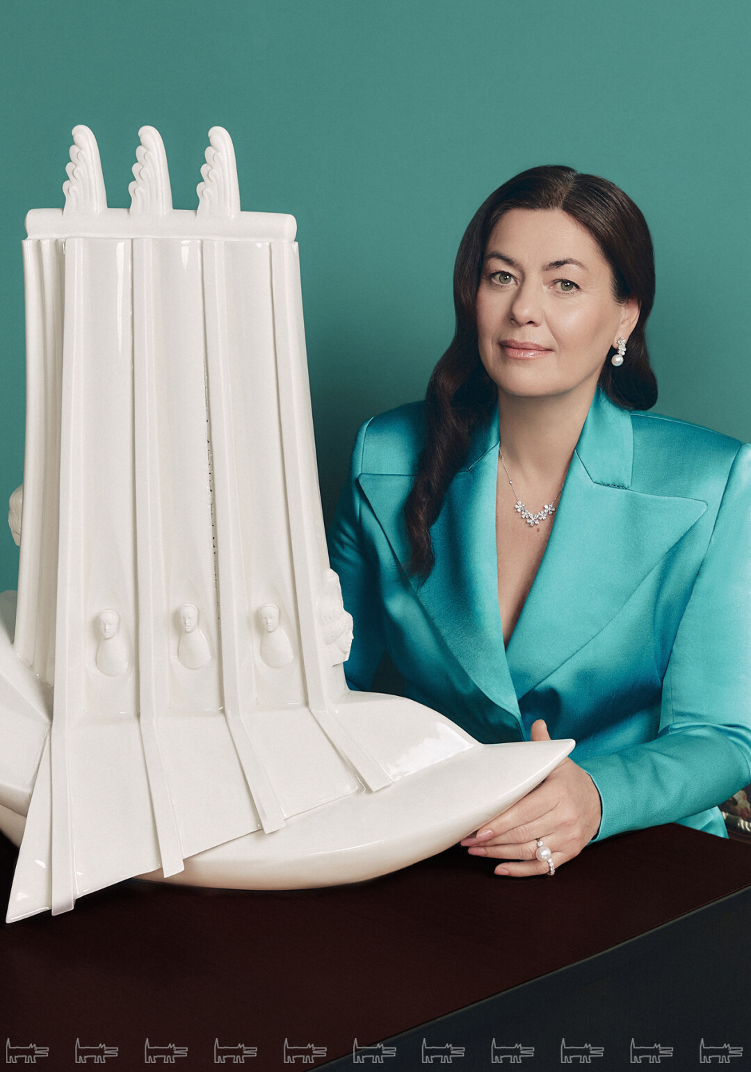 На Татьяне: серьги и колье MERCURY из коллекции Flower, кольцо MERCURY из коллекции Classic, жакет NINA RICCI (ДЛТ) На фото — арт-объект «Фуга. Миражи