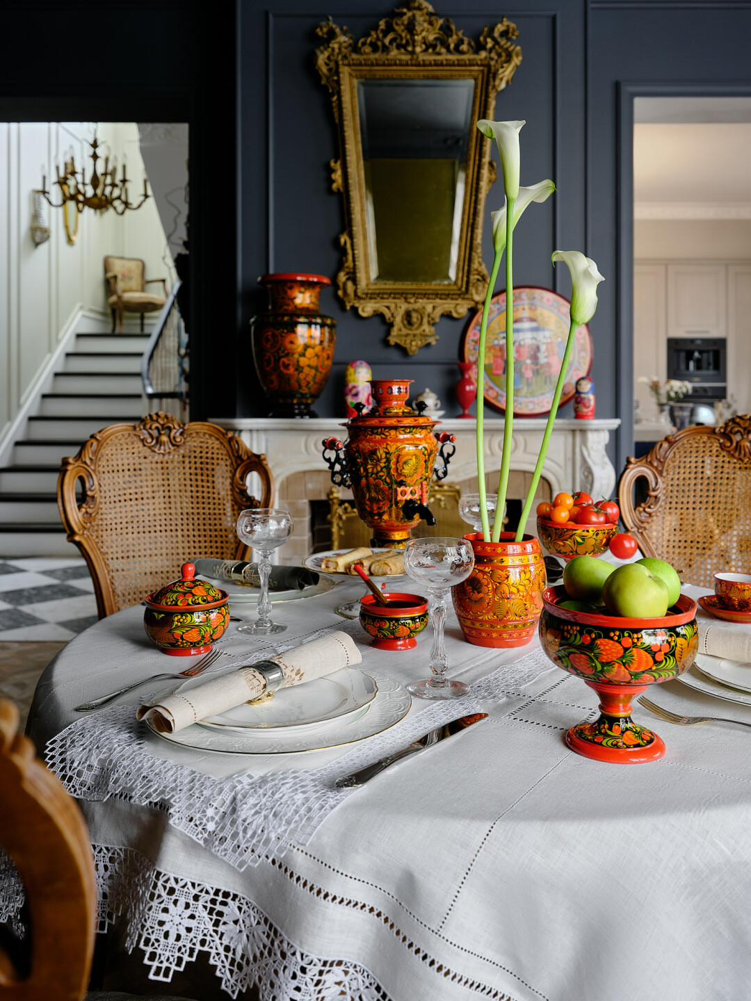 Текстиль ЗАО «Гипюр», столовые приборы и кольцо для салфеток ПАО «Павловский Ордена Почета завод художественных металлоизделий им. Кирова», самовар и