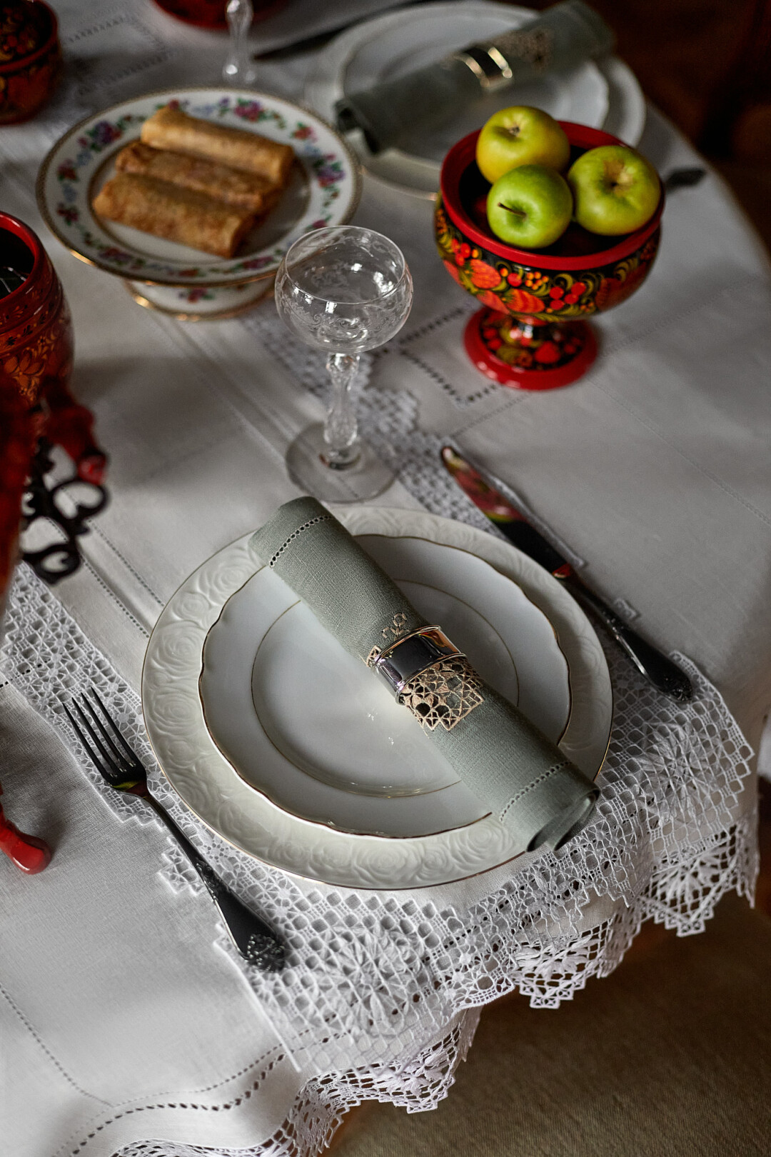 Скатерть и салфетка ЗАО «Гипюр», столовые приборы и кольцо для салфеток ПАО «Павловский Ордена Почета завод художественных металлоизделий им. Кирова