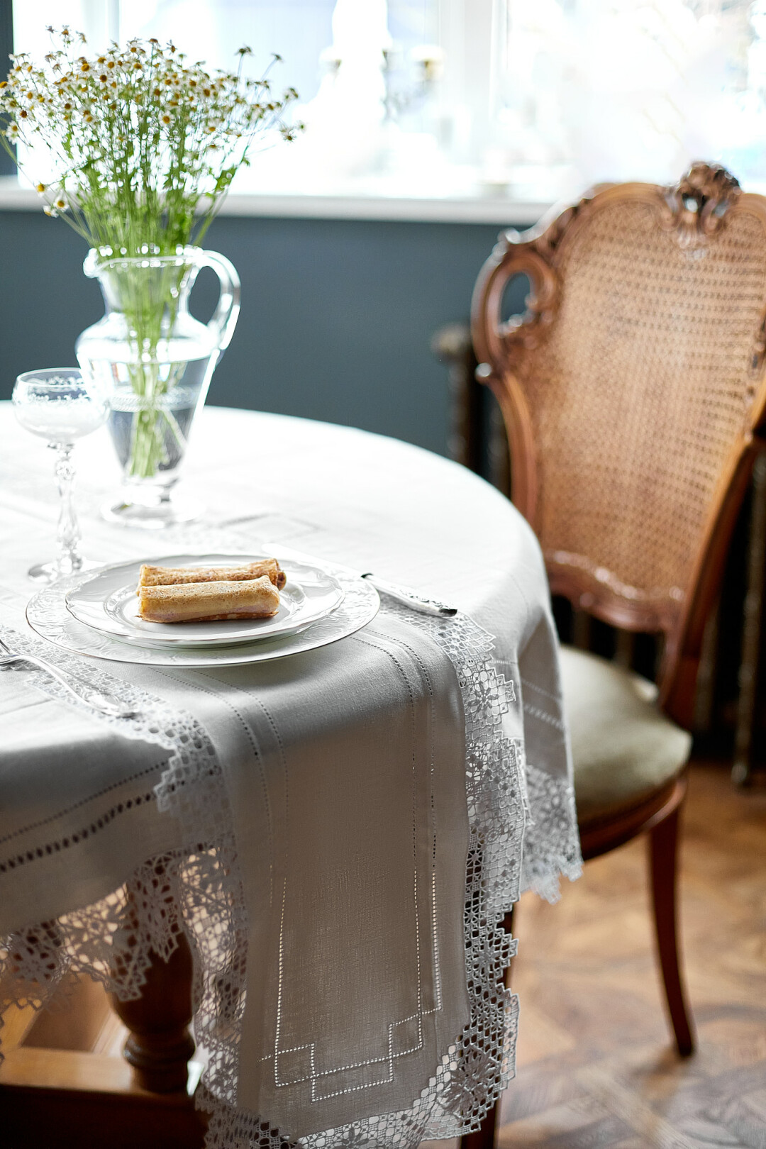 Скатерть и салфетка ЗАО «Гипюр», столовые приборы ПАО «Павловский Ордена Почета завод художественных металлоизделий им. Кирова»