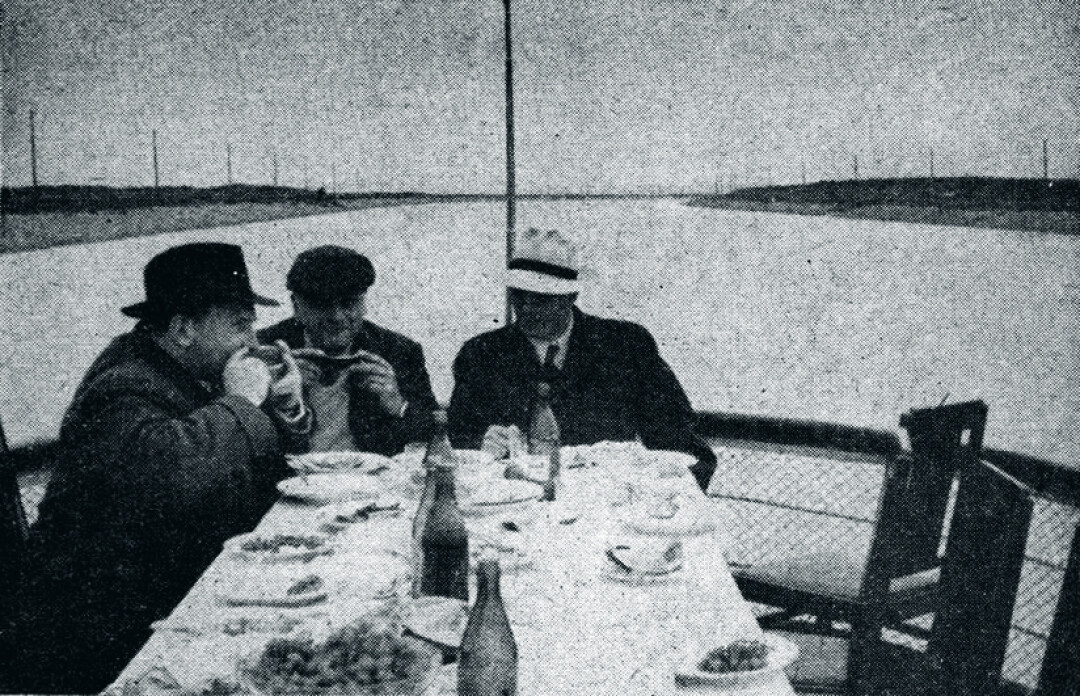 Фрэнк Тиндалл, Бертольд Любеткин и Василий Симбирцев на Волге. 1953. Иллюстрация из Architects’ Journal. 1 октября 1953