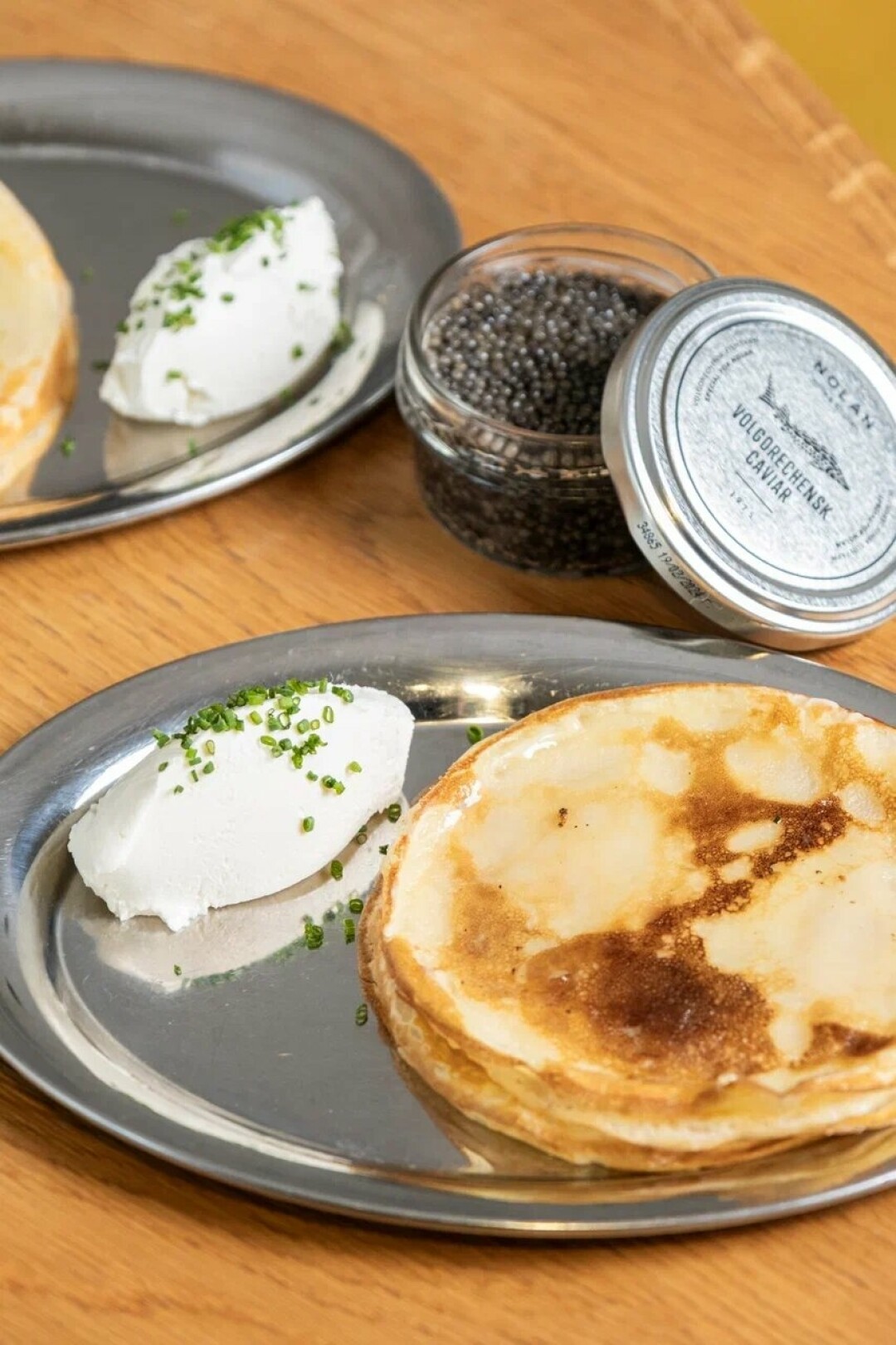 Блины с черной икрой и сметаной в Nolan