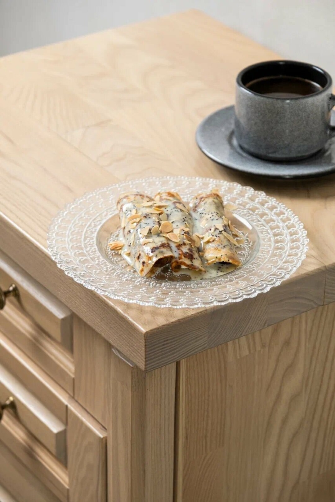 Блины с рикотой, вишней и маком в Nolan