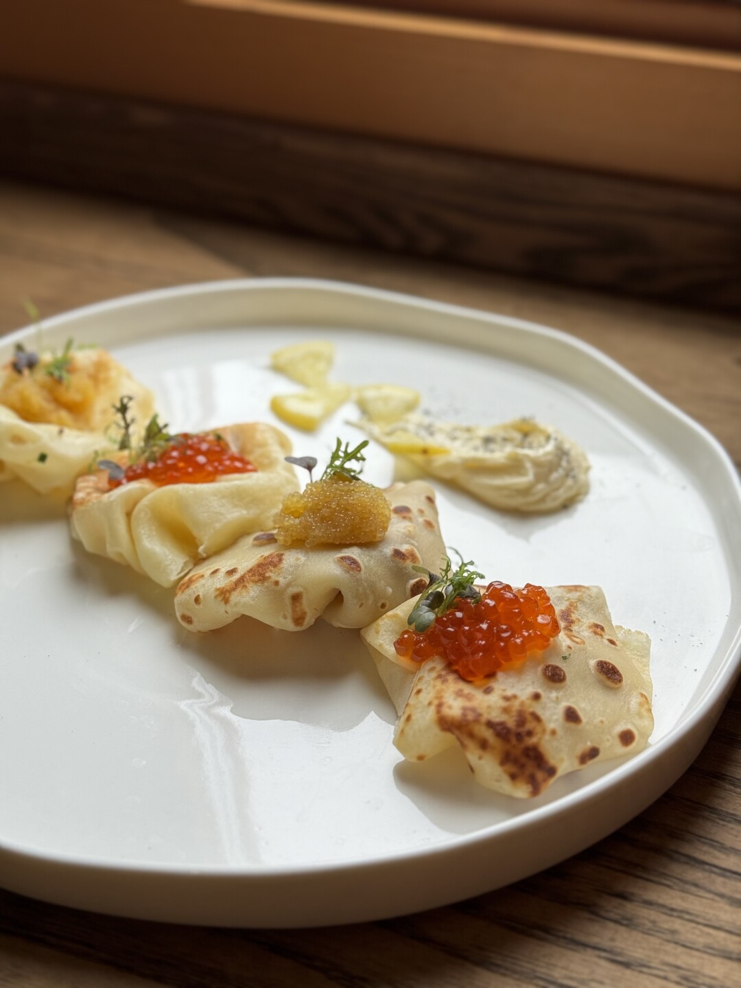 Блины с двумя видами икры и взбитым сливочным маслом с крупной солью в «Доме Третьяковой»