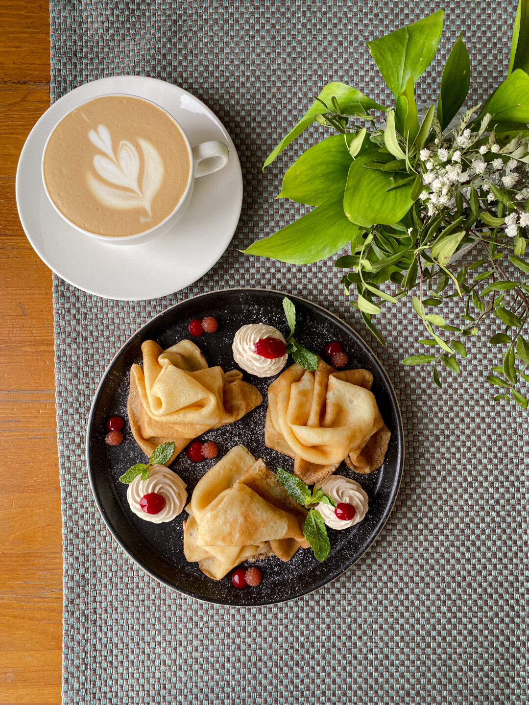 Блины с кофейным муссом, малиновым соусом и земляничным мармеладом в «Партизане»