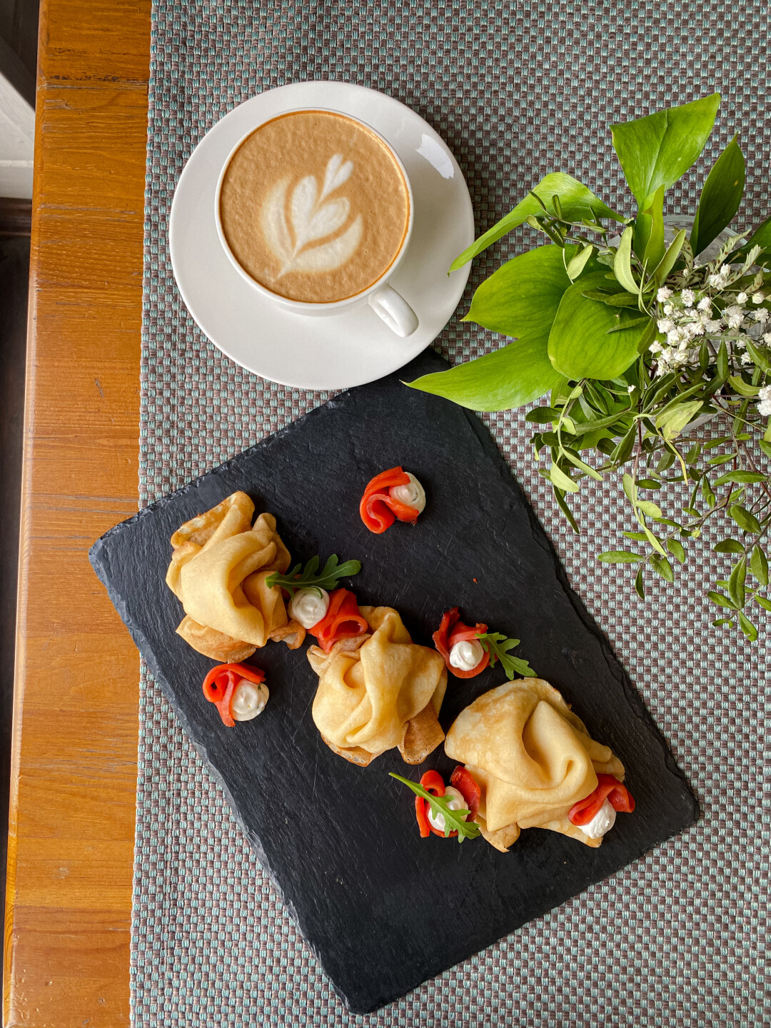 Блины с неркой слабой соли, сырным кремом и икрой палтуса в «Партизане»