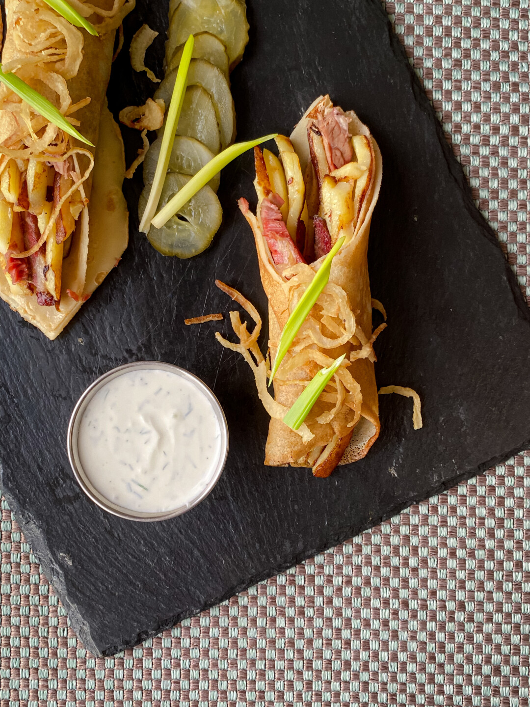 Блины с копченой говяжьей грудинкой, жареным картофелем и пряной сметаной в «Партизане»