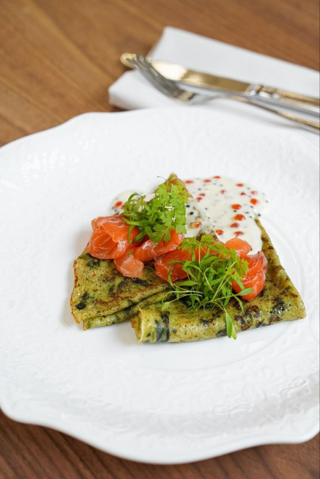 Шпинатные блины с лососем и икорным соусом в «Гедонисте»