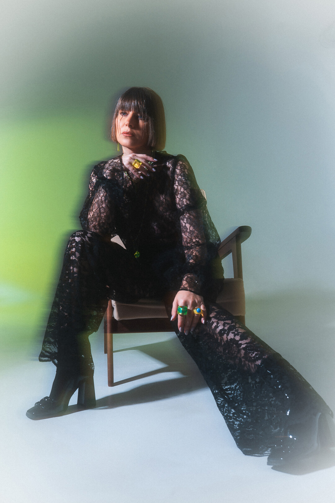 НАТАЛЬЯ КУЗНЕЦОВА, Психолог, руководитель социальных проектов для женщин и подростков Кольца, серьги BAIKAL MURANO