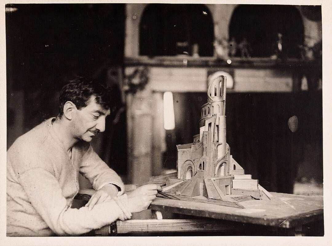 Самодельный альбом с фотографиями работ художника Георгия Якулова